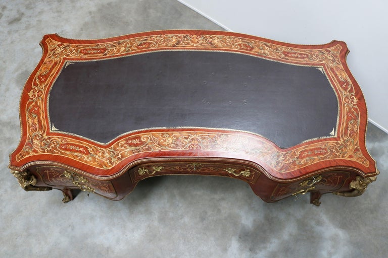Rounded Italian Executive Desk in Louis XV Style Marquetry Bronze 1950 Inlaid For Sale 6