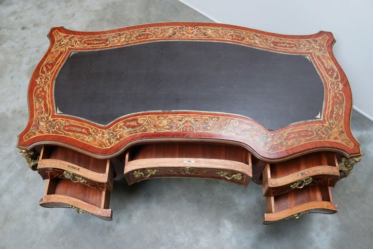 Rounded Italian Executive Desk in Louis XV Style Marquetry Bronze 1950 Inlaid For Sale 7