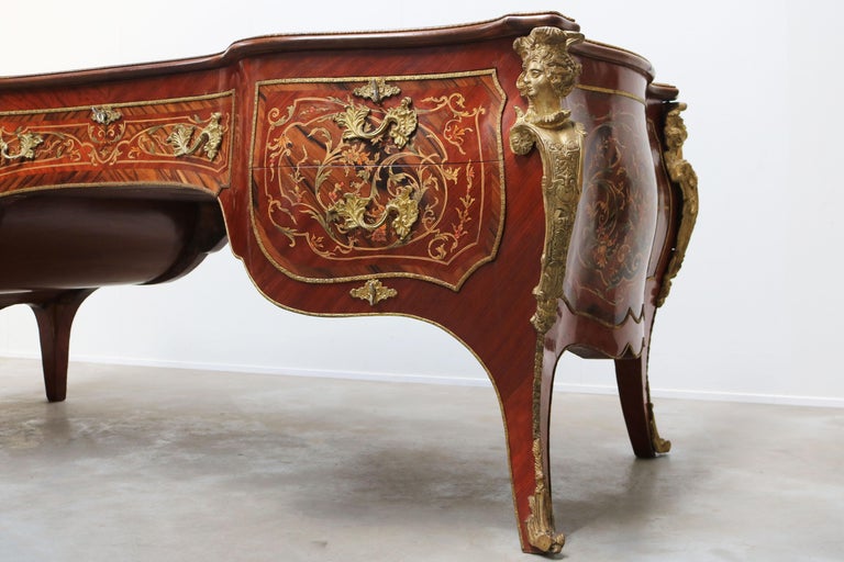 Rounded Italian Executive Desk in Louis XV Style Marquetry Bronze 1950 Inlaid For Sale 9