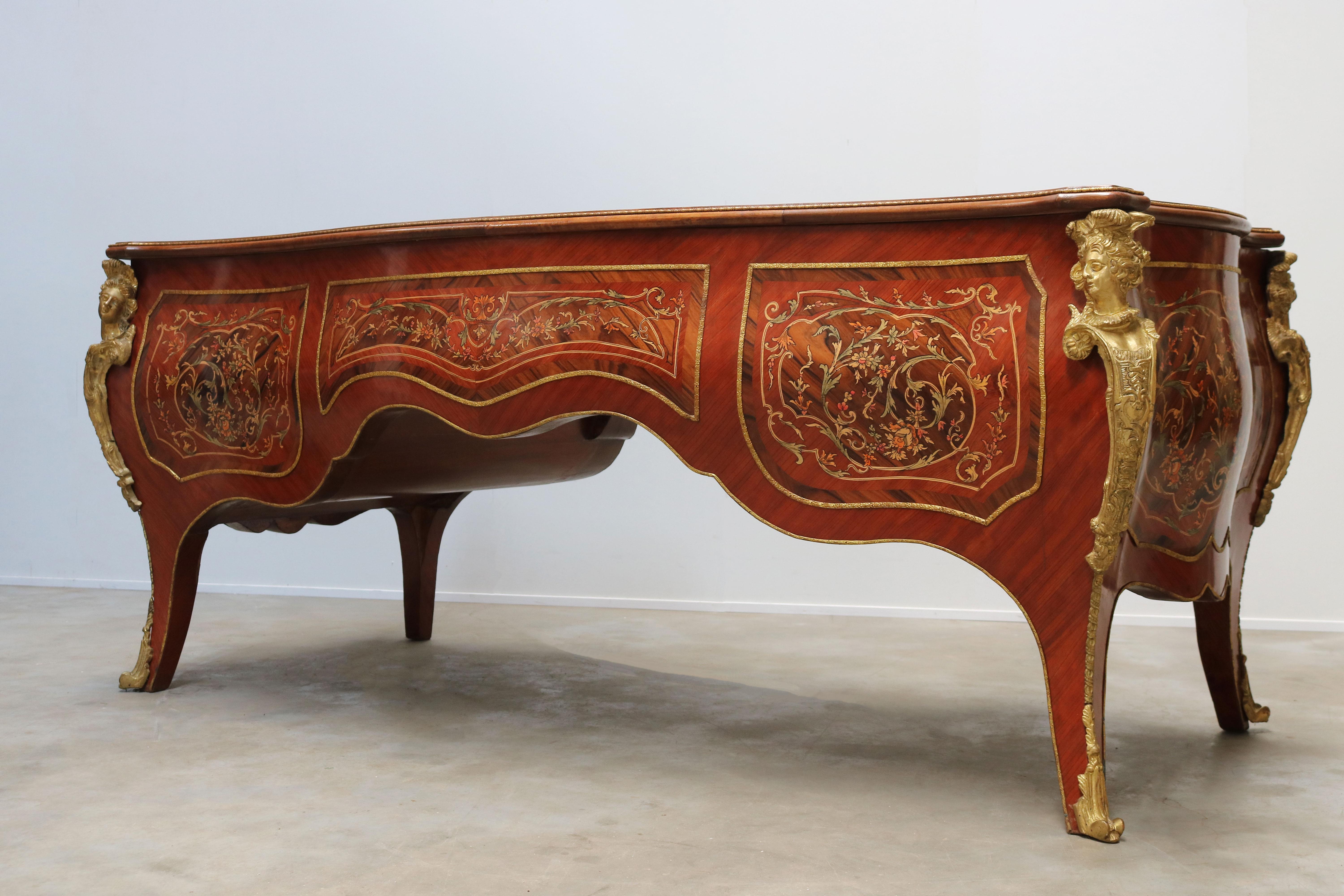 Rounded Italian Executive Desk in Louis XV Style Marquetry Bronze 1950 Inlaid For Sale 11