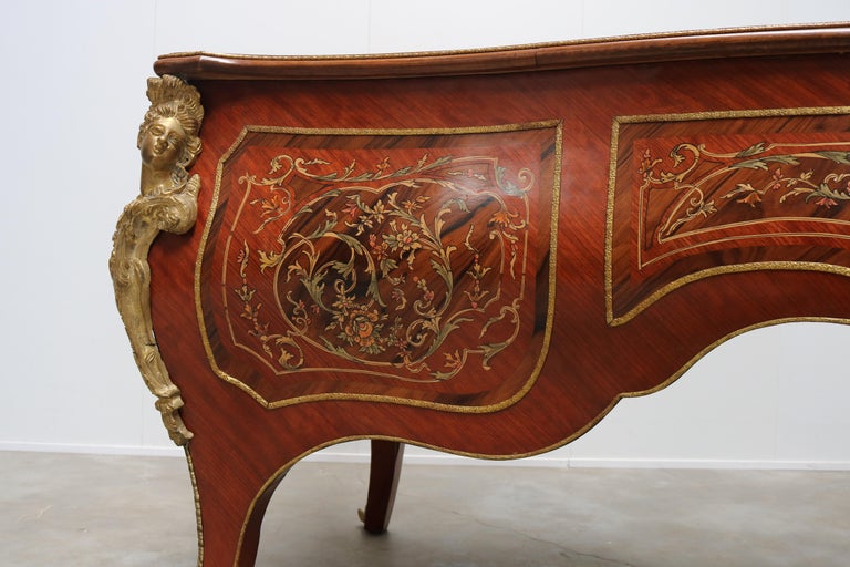 Rounded Italian Executive Desk in Louis XV Style Marquetry Bronze 1950 Inlaid For Sale 12