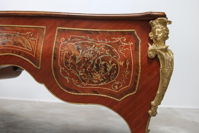Rounded Italian Executive Desk in Louis XV Style Marquetry Bronze 1950 Inlaid For Sale 14