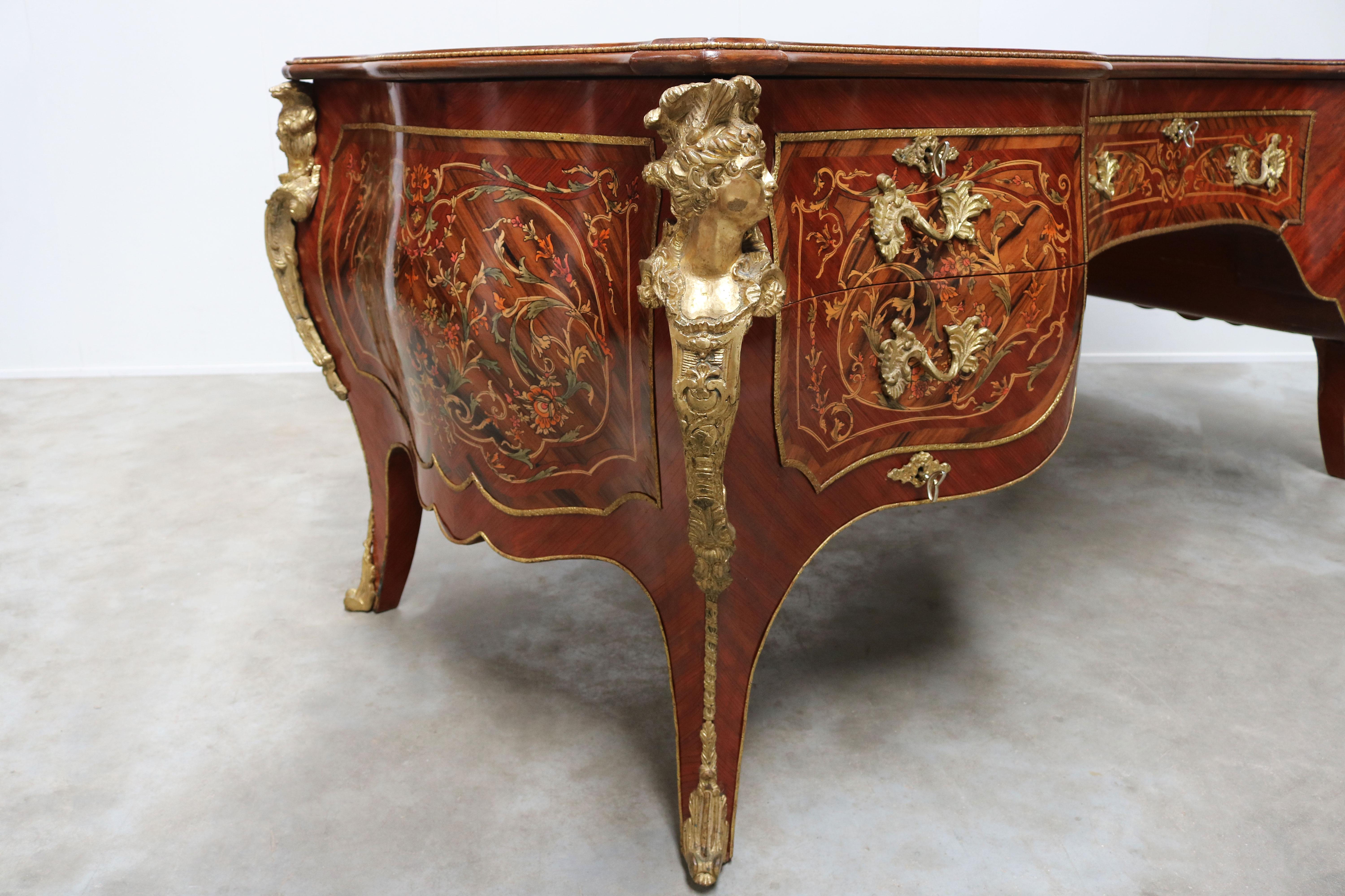 Rounded Italian Executive Desk in Louis XV Style Marquetry Bronze 1950 Inlaid For Sale 1