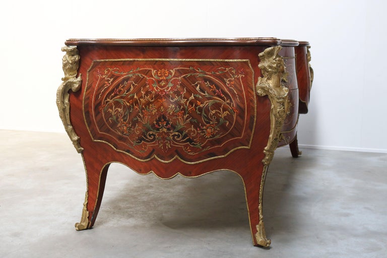 Rounded Italian Executive Desk in Louis XV Style Marquetry Bronze 1950 Inlaid For Sale 2