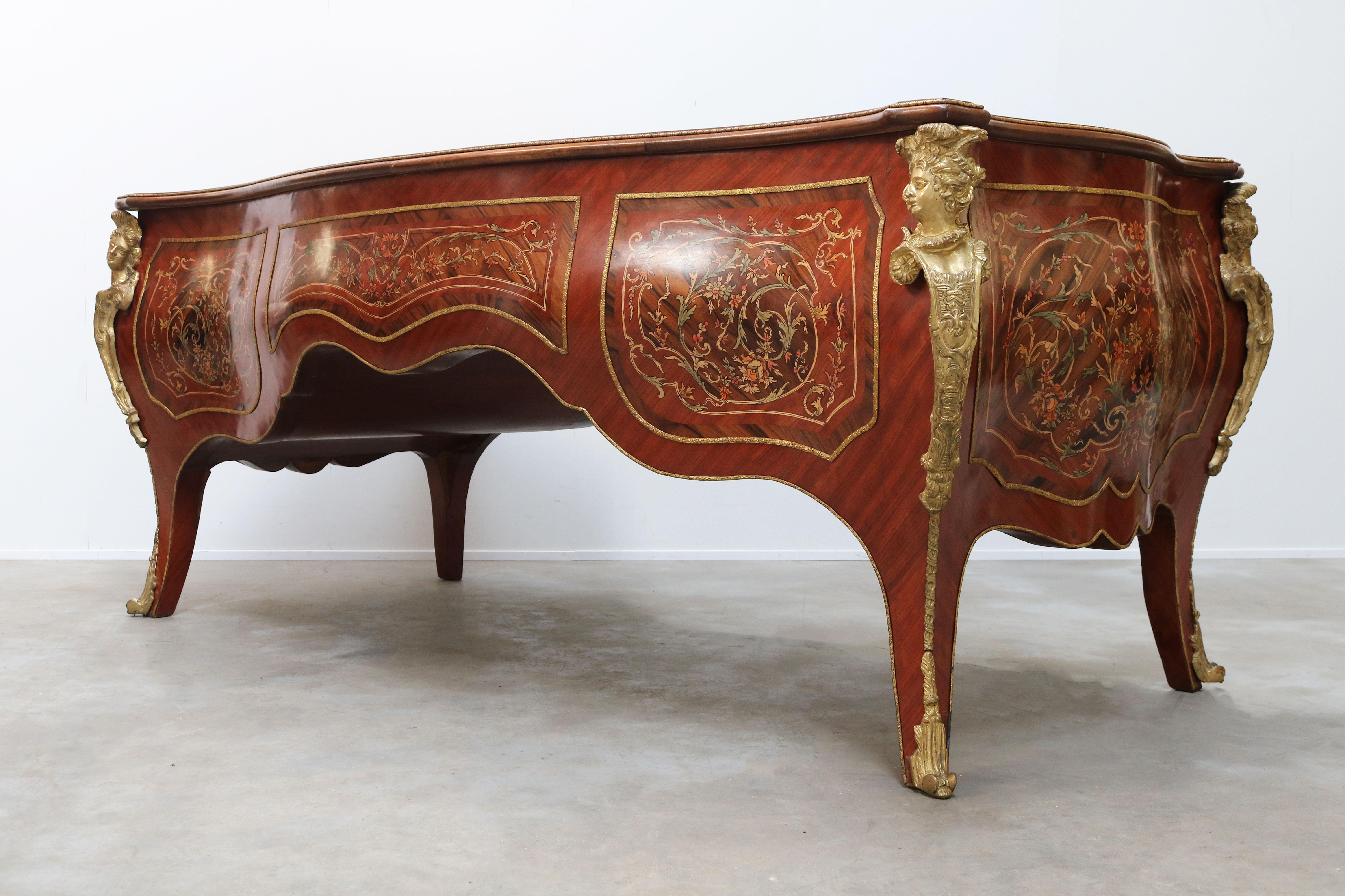 Rounded Italian Executive Desk in Louis XV Style Marquetry Bronze 1950 Inlaid For Sale 3