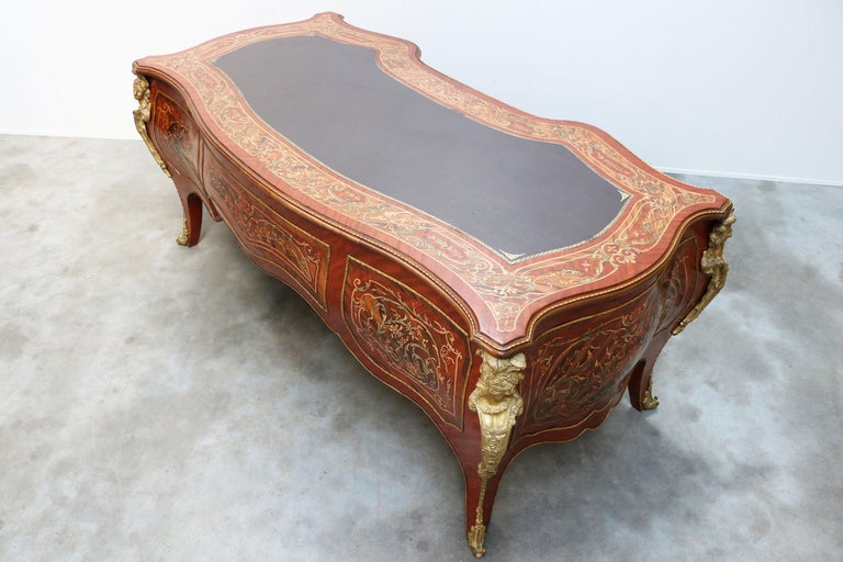 Rounded Italian Executive Desk in Louis XV Style Marquetry Bronze 1950 Inlaid For Sale 4