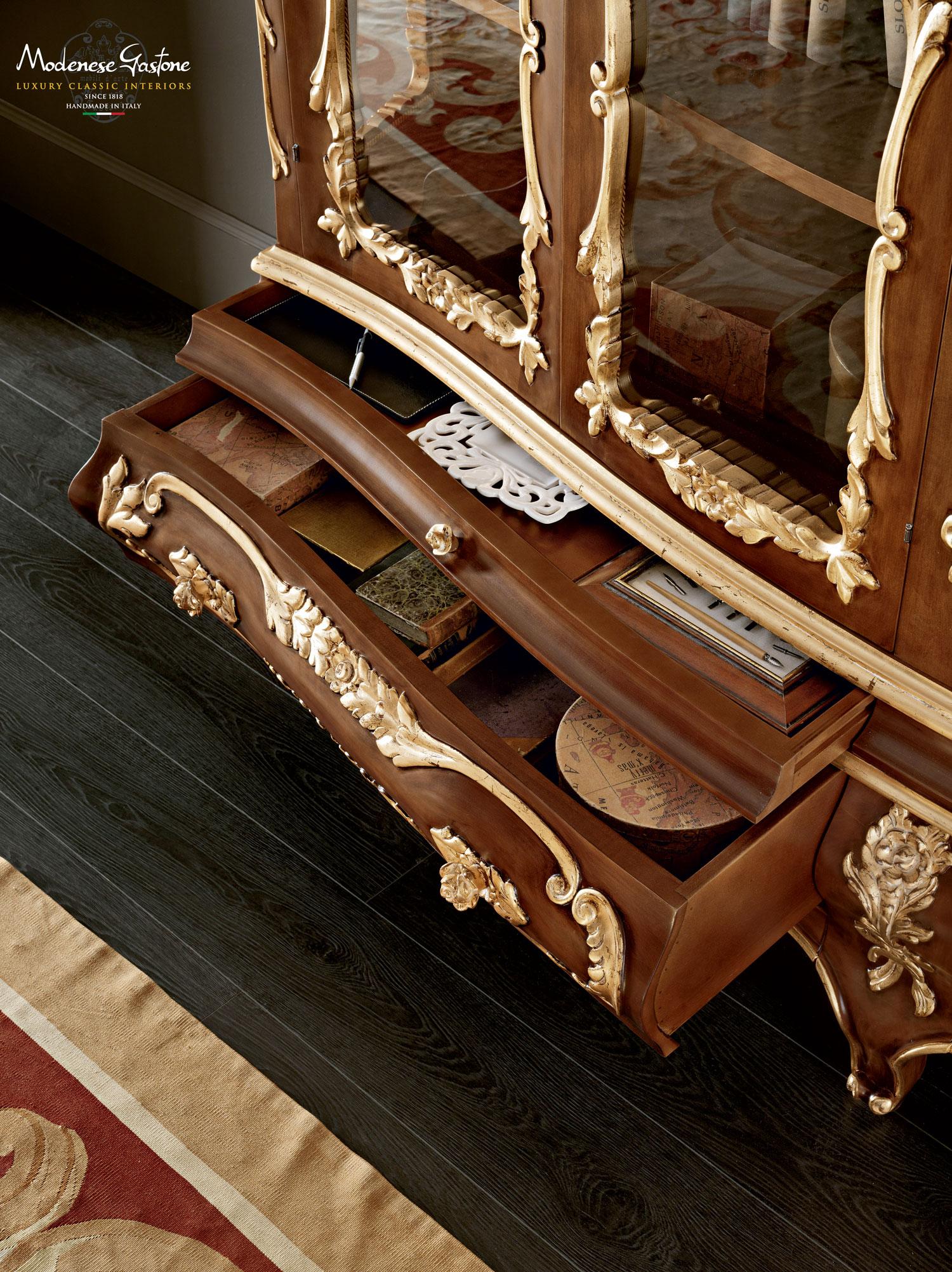 Italiano Scrivania classica di lusso arrotondata, foglia d'oro di Modenese Gastone Interiors in vendita