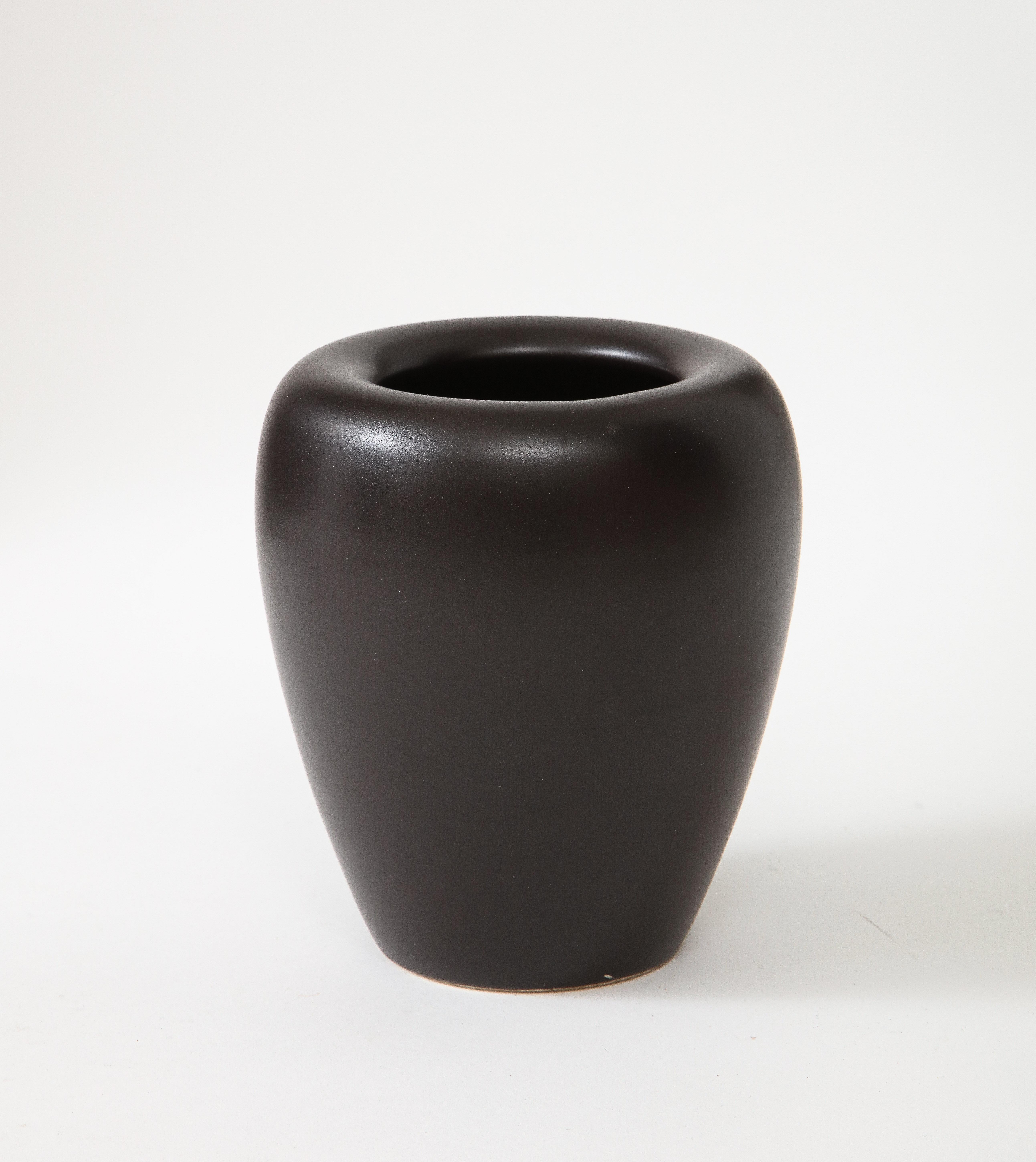 Vase arrondi en céramique noire mate, France, milieu du siècle dernier Vase en céramique, France, c. 1950's.