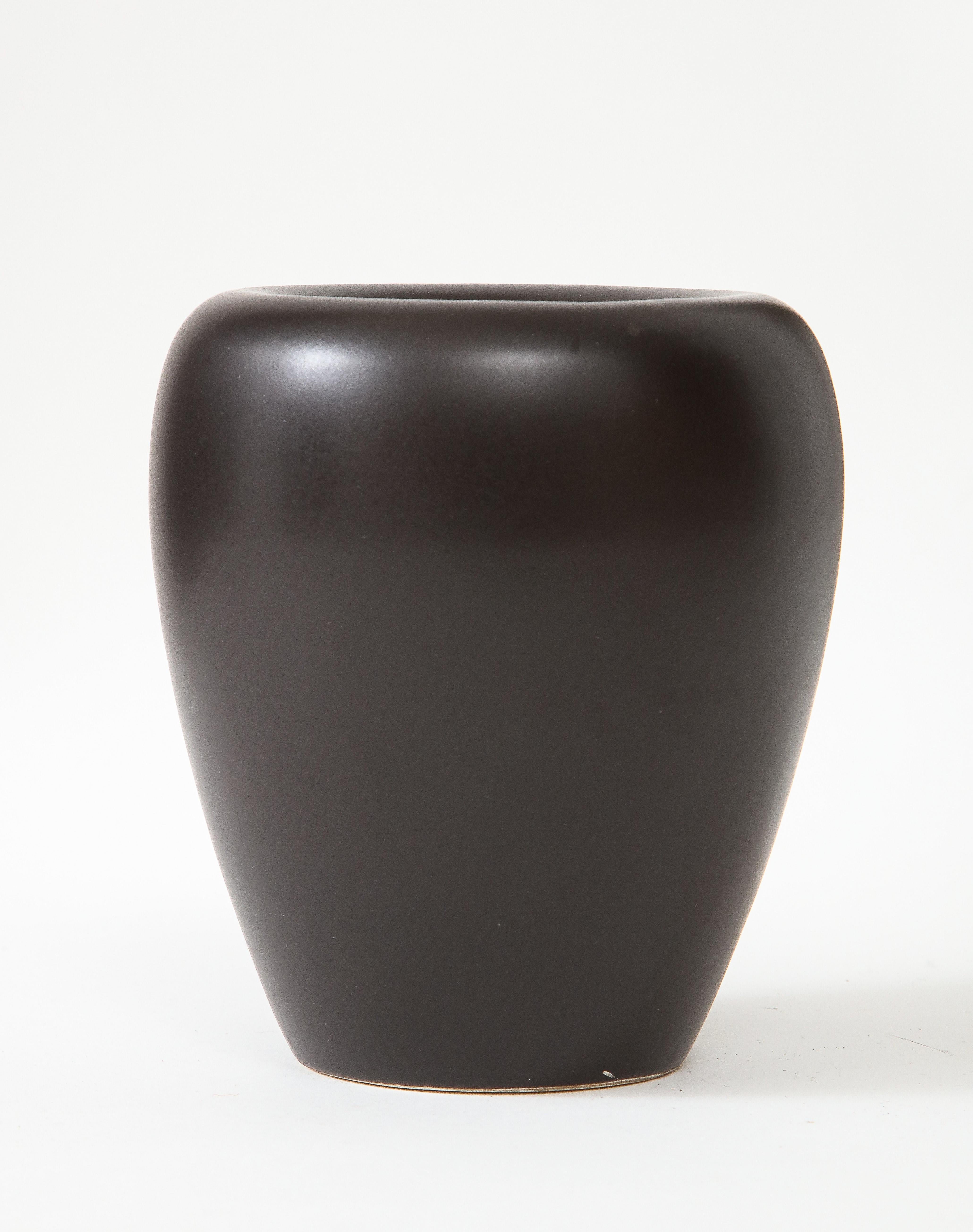 Mid-Century Modern Vase en céramique française du milieu du siècle dernier, noir mat et arrondi, France, vers les années 1950 en vente