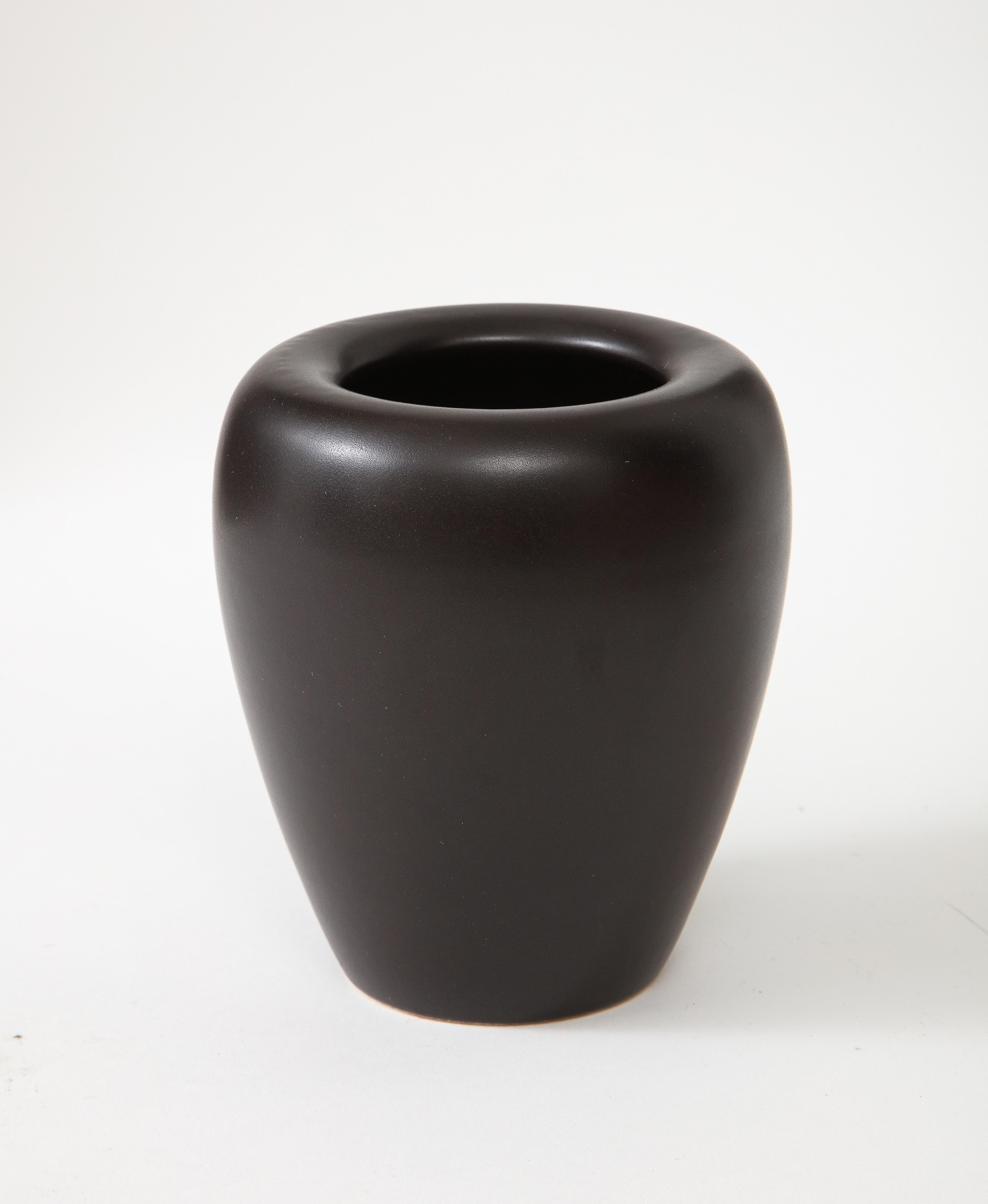 Vase en céramique française du milieu du siècle dernier, noir mat et arrondi, France, vers les années 1950 Bon état - En vente à Brooklyn, NY