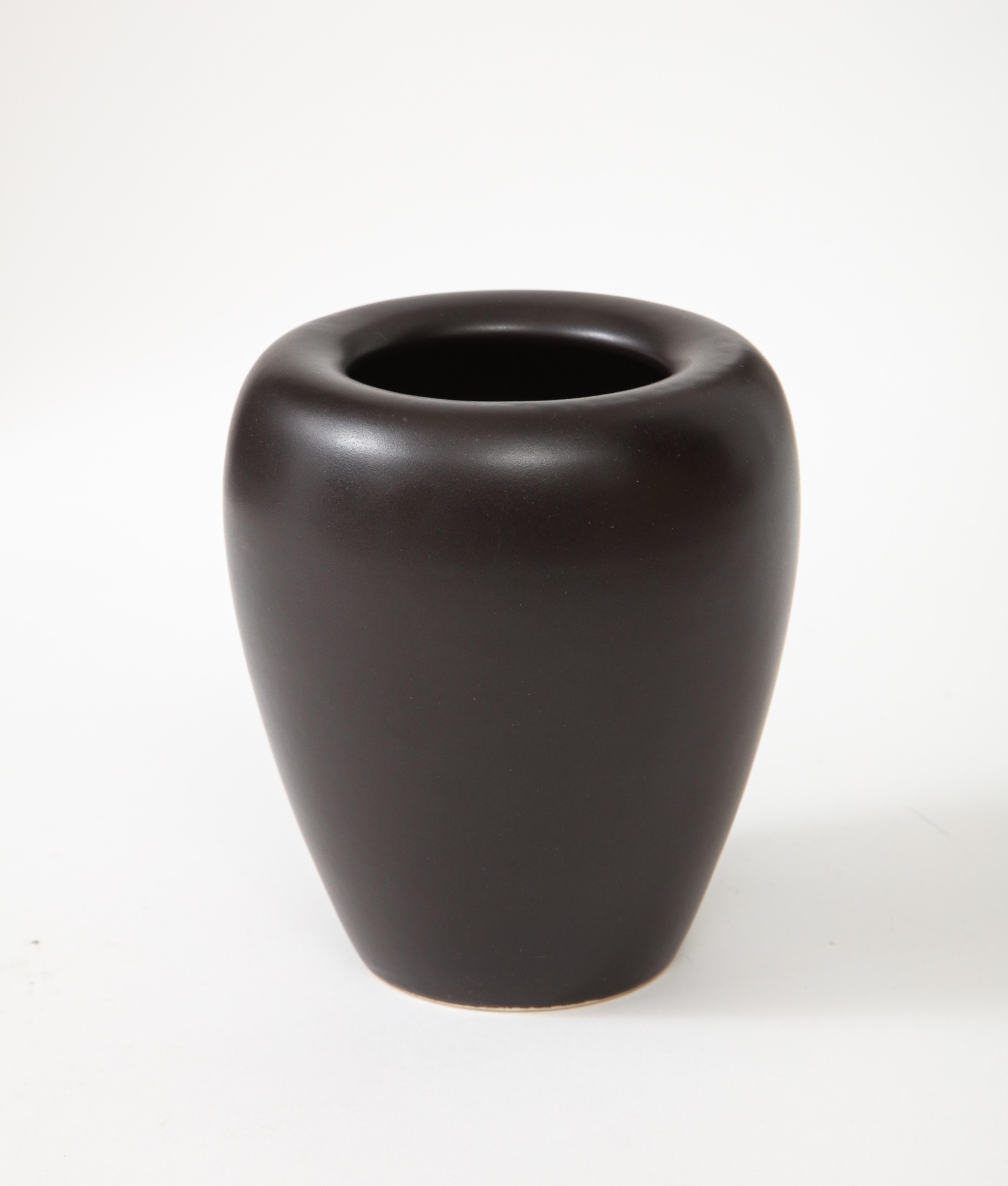 Milieu du XXe siècle Vase en céramique française du milieu du siècle dernier, noir mat et arrondi, France, vers les années 1950 en vente