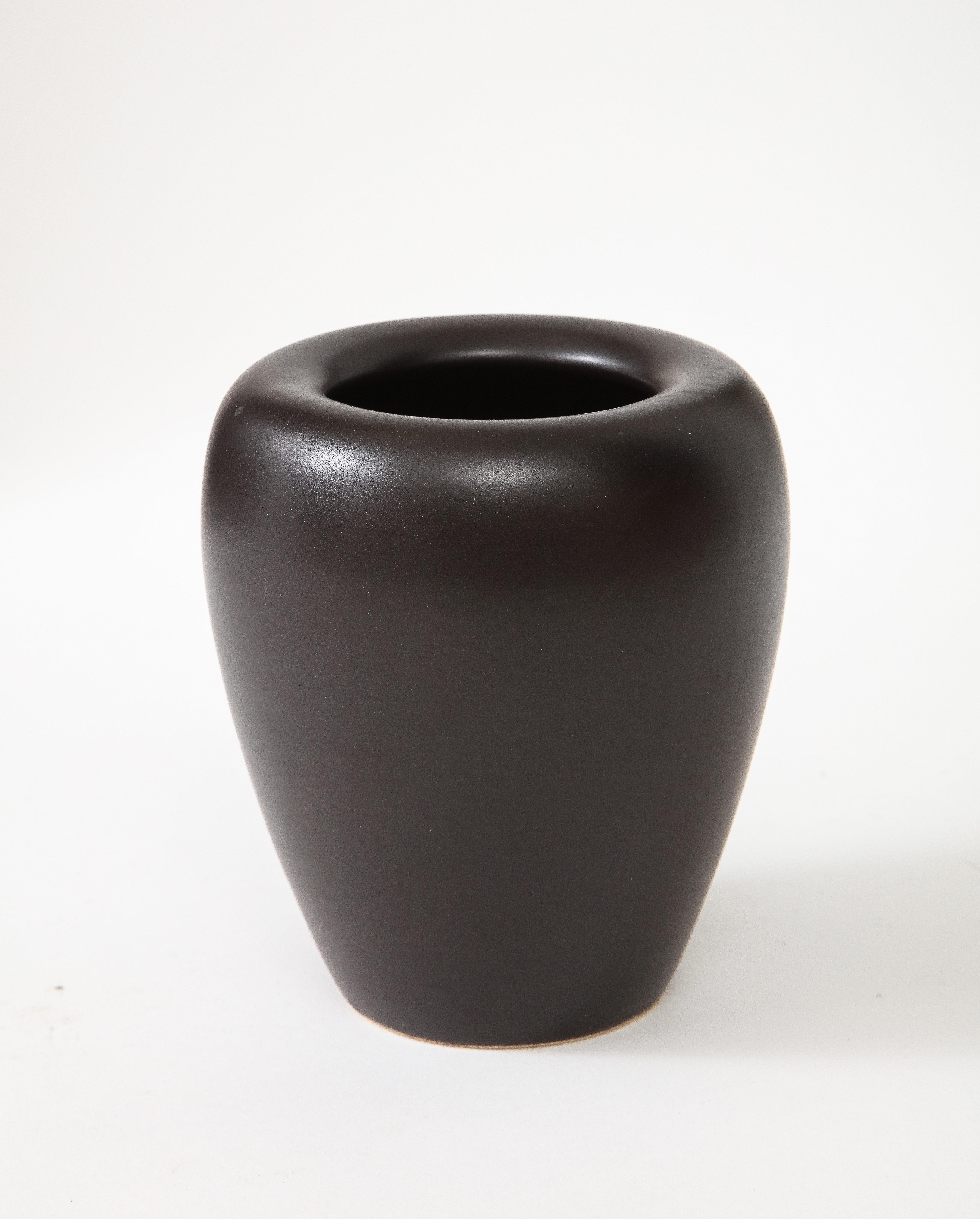 Vase en céramique française du milieu du siècle dernier, noir mat et arrondi, France, vers les années 1950 en vente 1