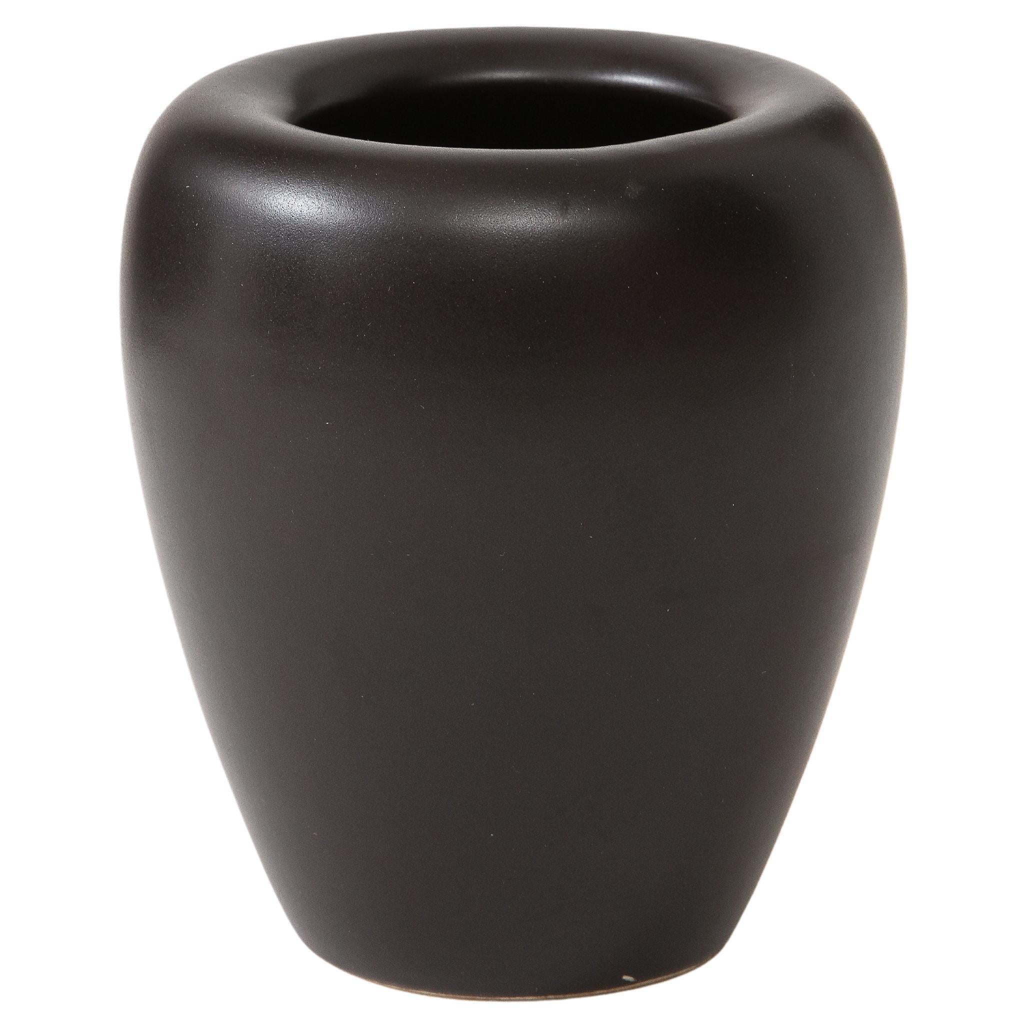 Vase en céramique française du milieu du siècle dernier, noir mat et arrondi, France, vers les années 1950