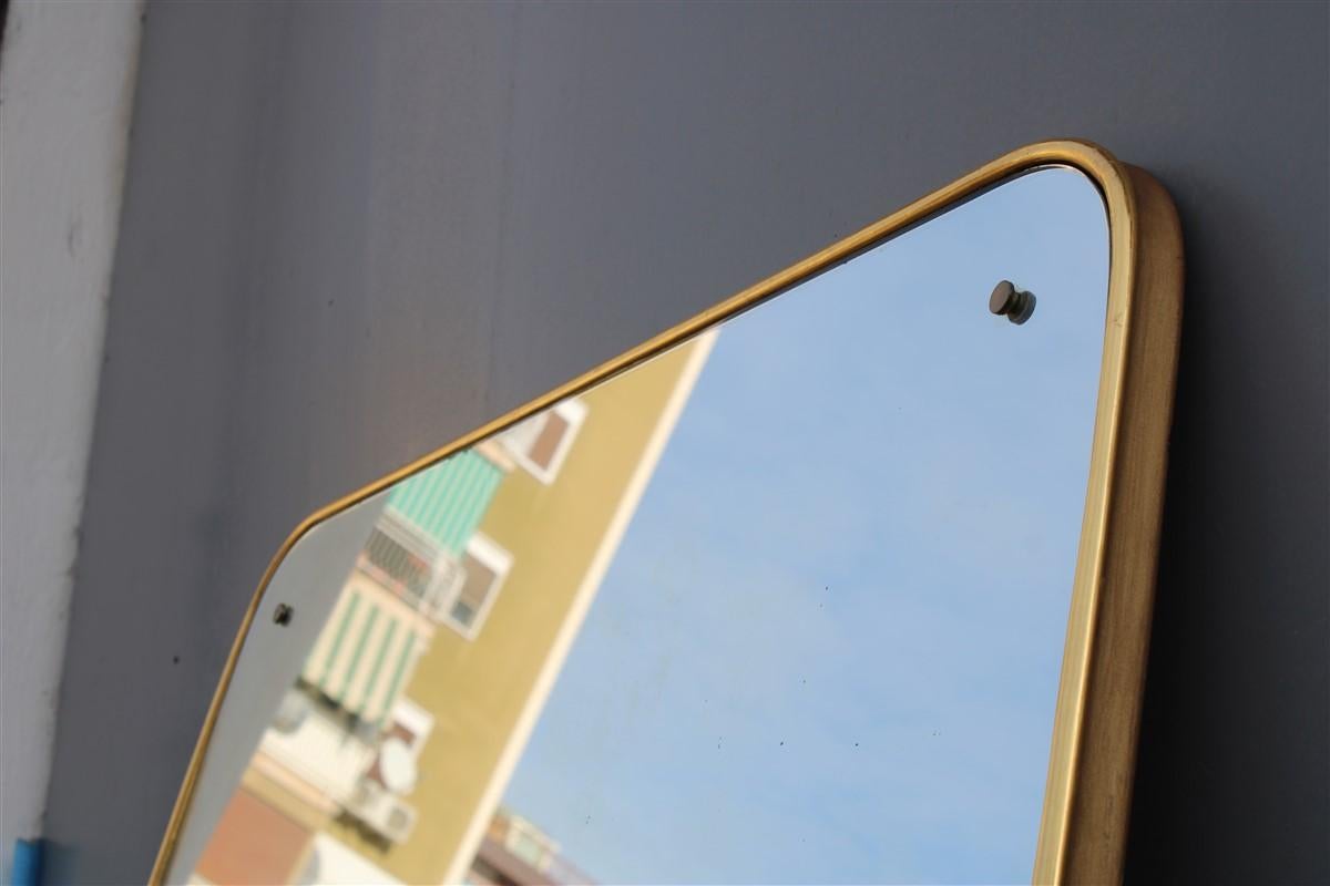 Rounded midcentury wall mirror 24-karat gold wood Italian design Gio Ponti style,
the side frame is in pinstripe wood and 24-karat gold lacquered, the manufacture is extraordinarily elegant, of great class and of great manufacture.