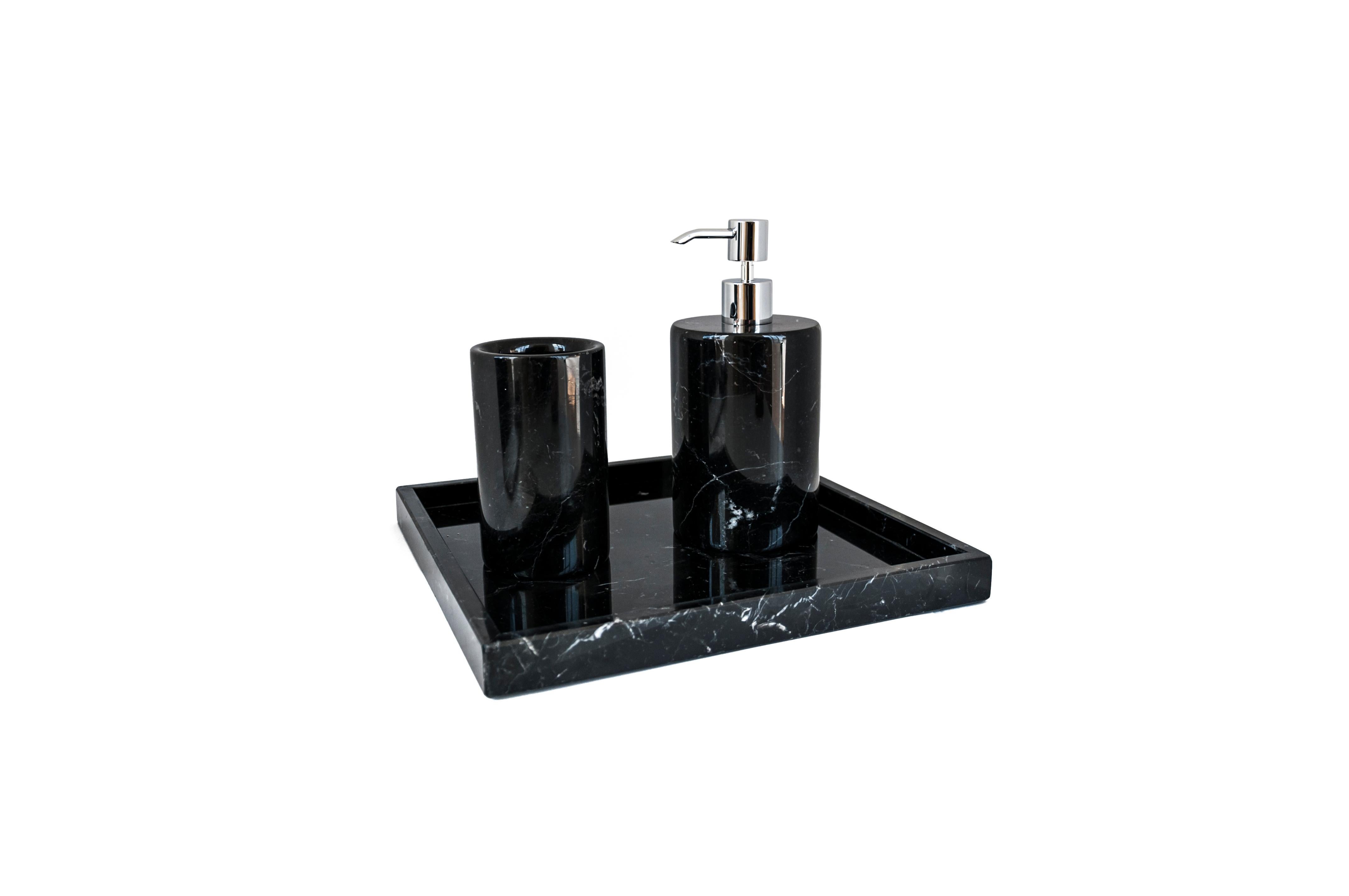 Ein Set für das Badezimmer aus schwarzem Marquina-Marmor, bestehend aus: Ein abgerundeter Seifenspender (Durchmesser 9 x 19,5 cm), ein abgerundeter Zahnbürstenhalter (Durchmesser 7 x 12 cm), ein Spa-Tablett (26,5 x 26,5 x 2 cm).
Jedes Stück ist ein