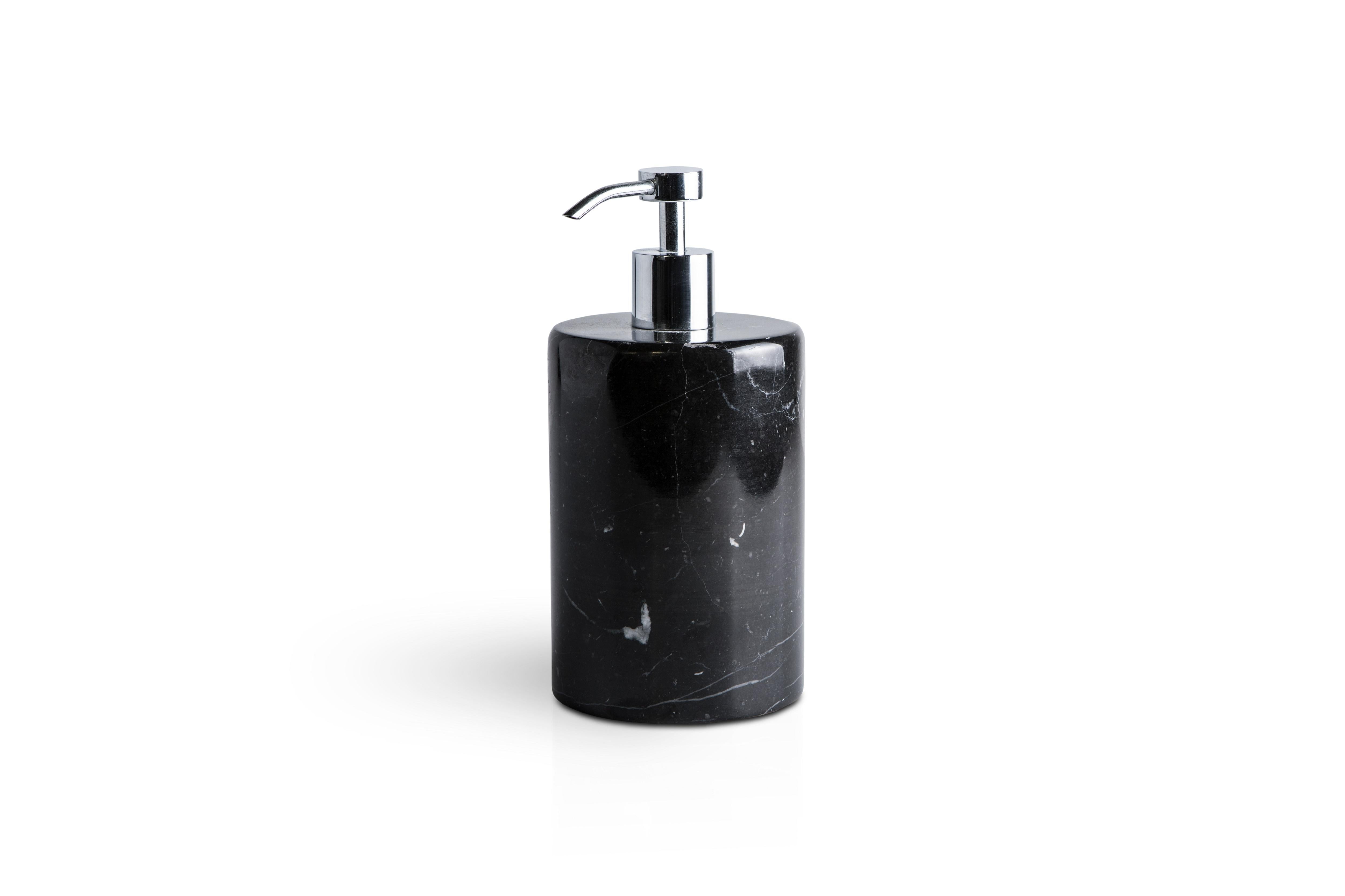 Un ensemble arrondi pour la salle de bain en marbre noir Marquina qui comprend : Un distributeur de savon (diamètre 9 x 19,5 cm), un porte-brosse à dents (diamètre 7 x 12 cm), un porte-savon (diamètre 10 x 2 cm).
Chaque pièce est en quelque sorte