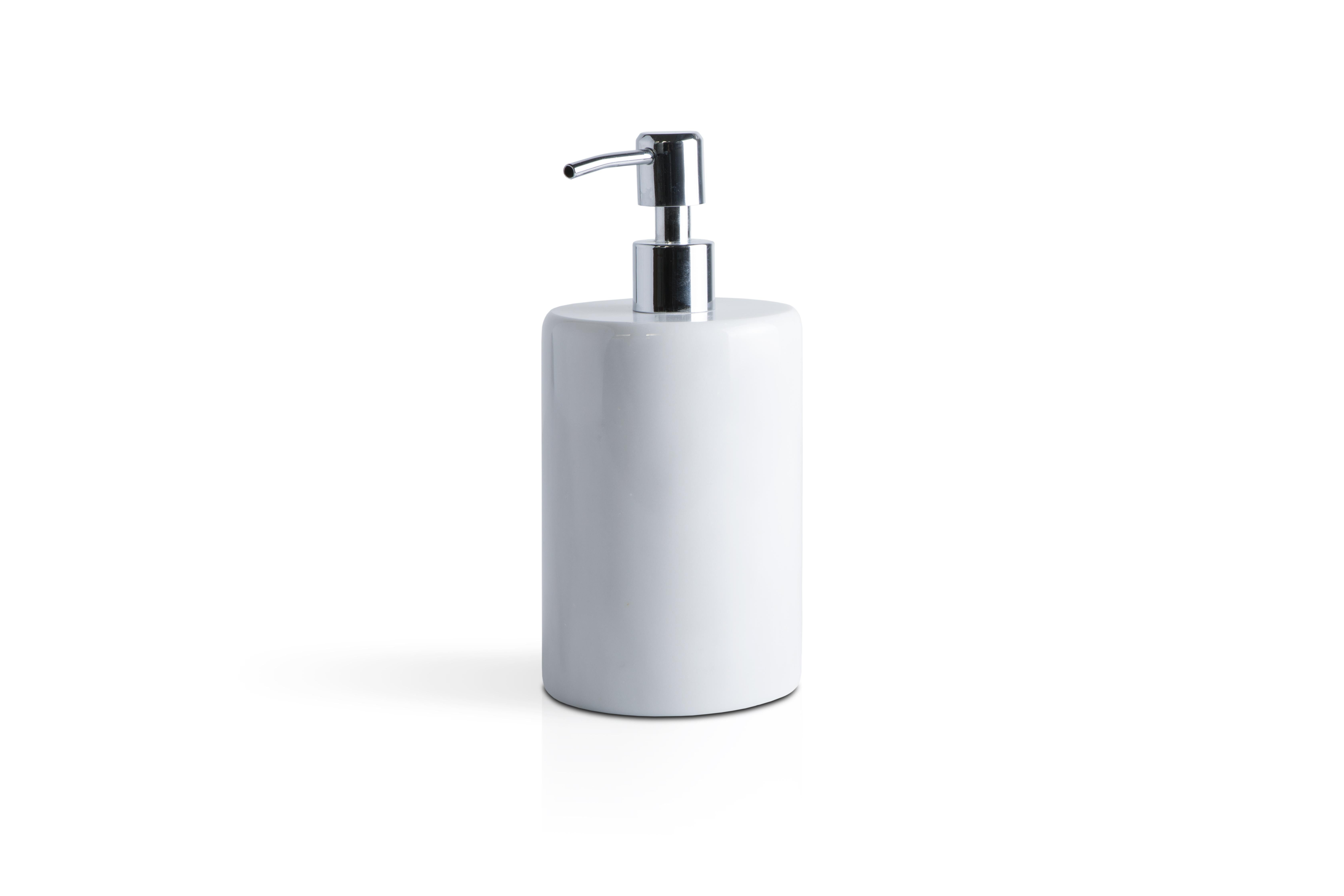 Ein abgerundetes Set für das Badezimmer aus weißem Carrara-Marmor, das Folgendes umfasst: Ein Seifenspender (Durchmesser 9 x 19,5 cm), ein Zahnbürstenhalter (Durchmesser 7 x 12 cm), eine Seifenschale (10 x 2 cm).
Jedes Stück ist in gewisser Weise