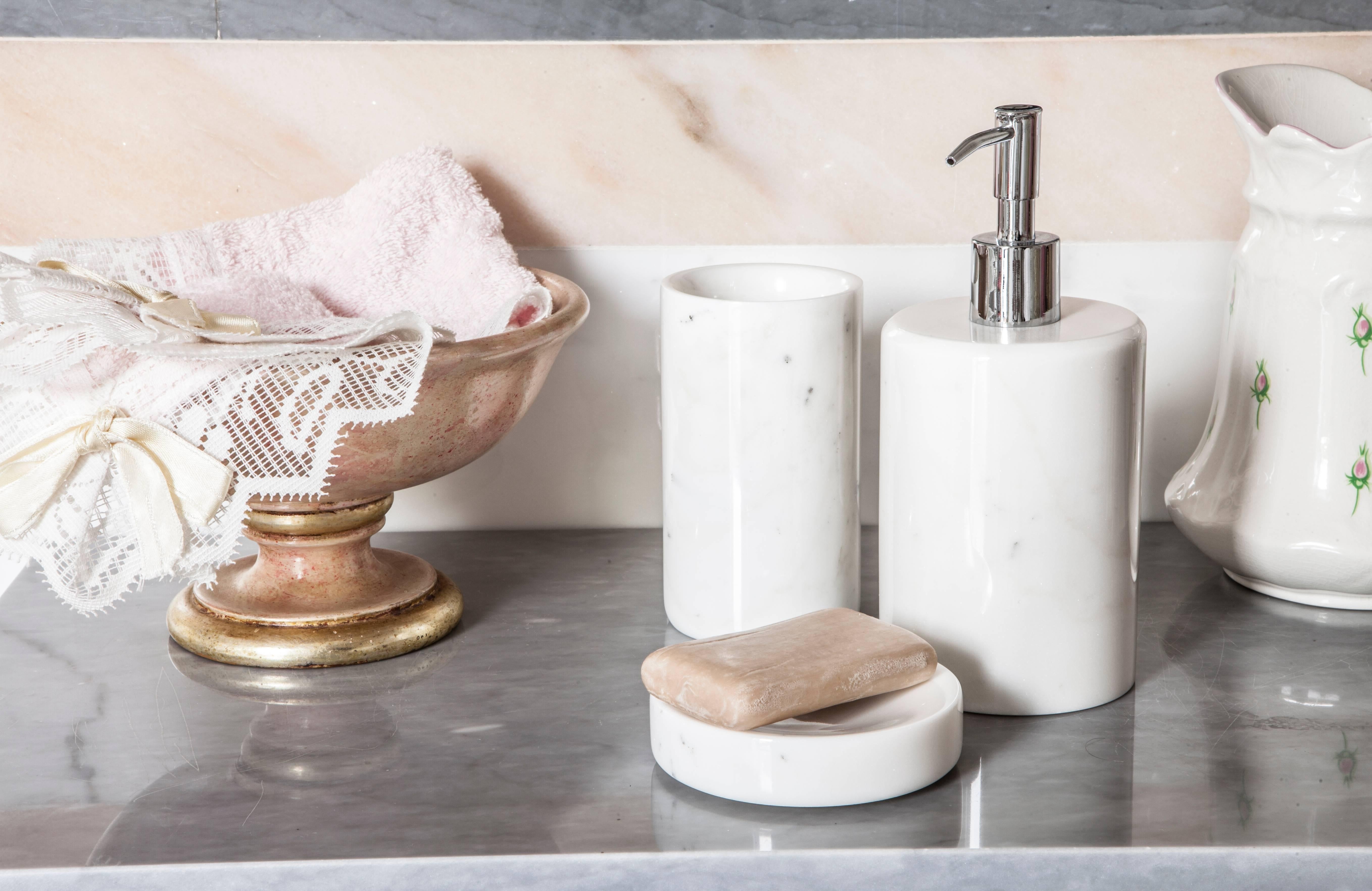 Hand-Crafted Rounded Set for Bathroom in White Carrara Marble