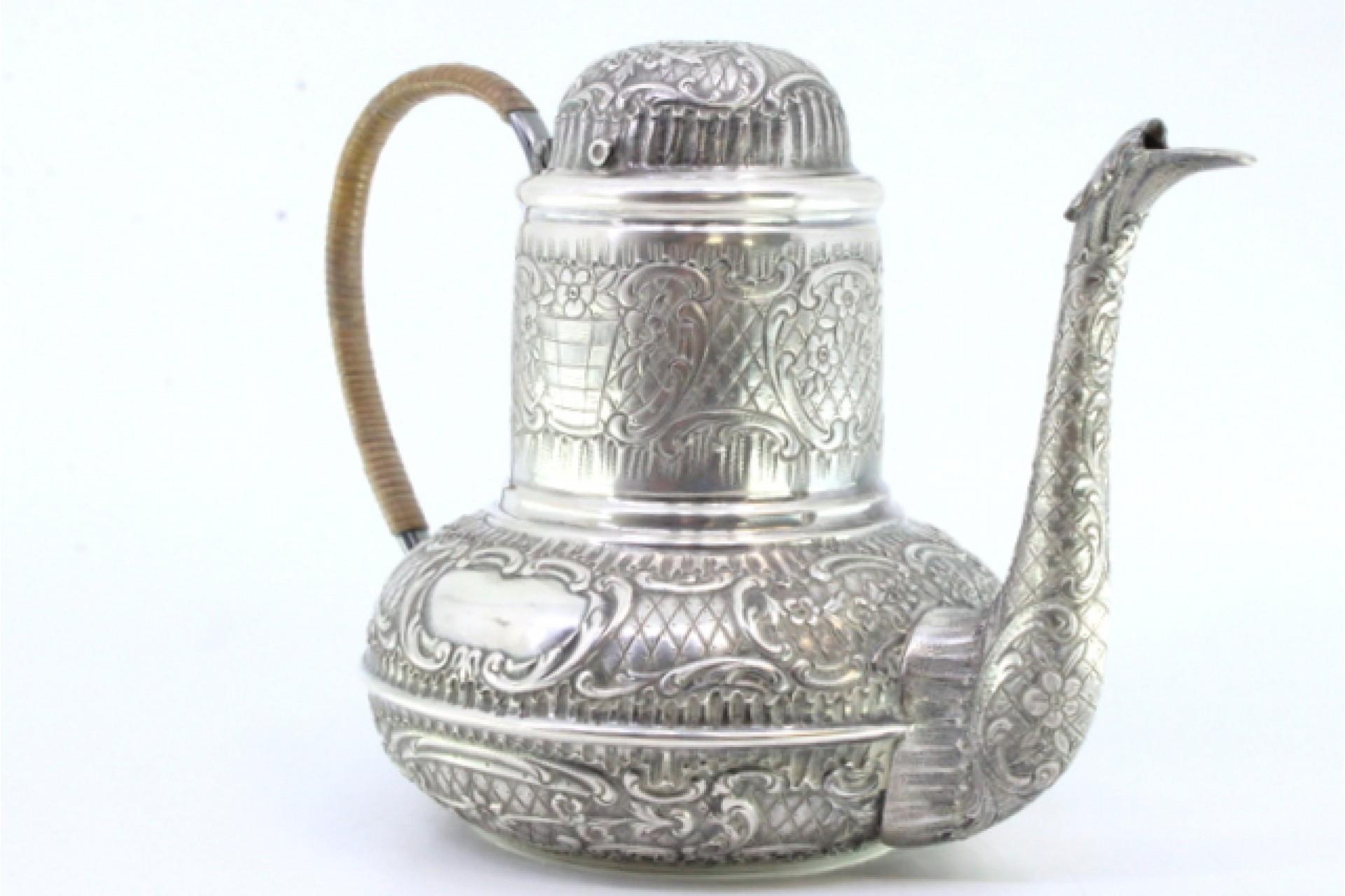 Européen Rounded silver kettle w/ reliefs surrounding the monogram card & coated handle en vente