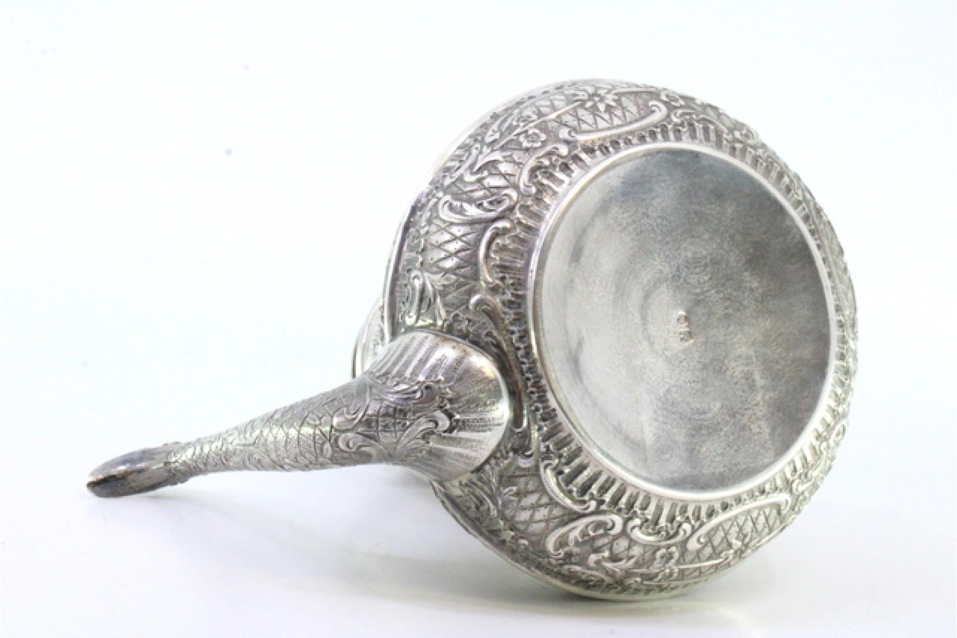 Argent Rounded silver kettle w/ reliefs surrounding the monogram card & coated handle en vente