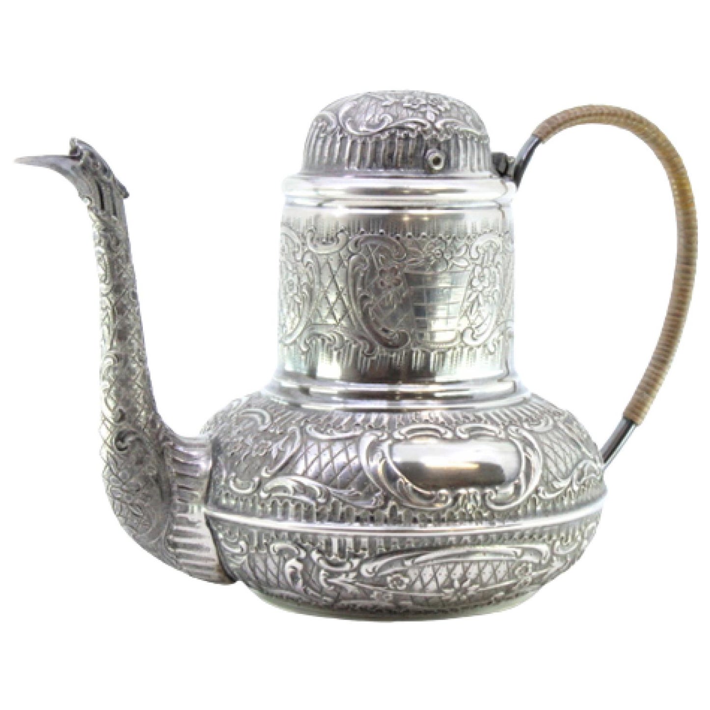 Rounded silver kettle w/ reliefs surrounding the monogram card
coated handle