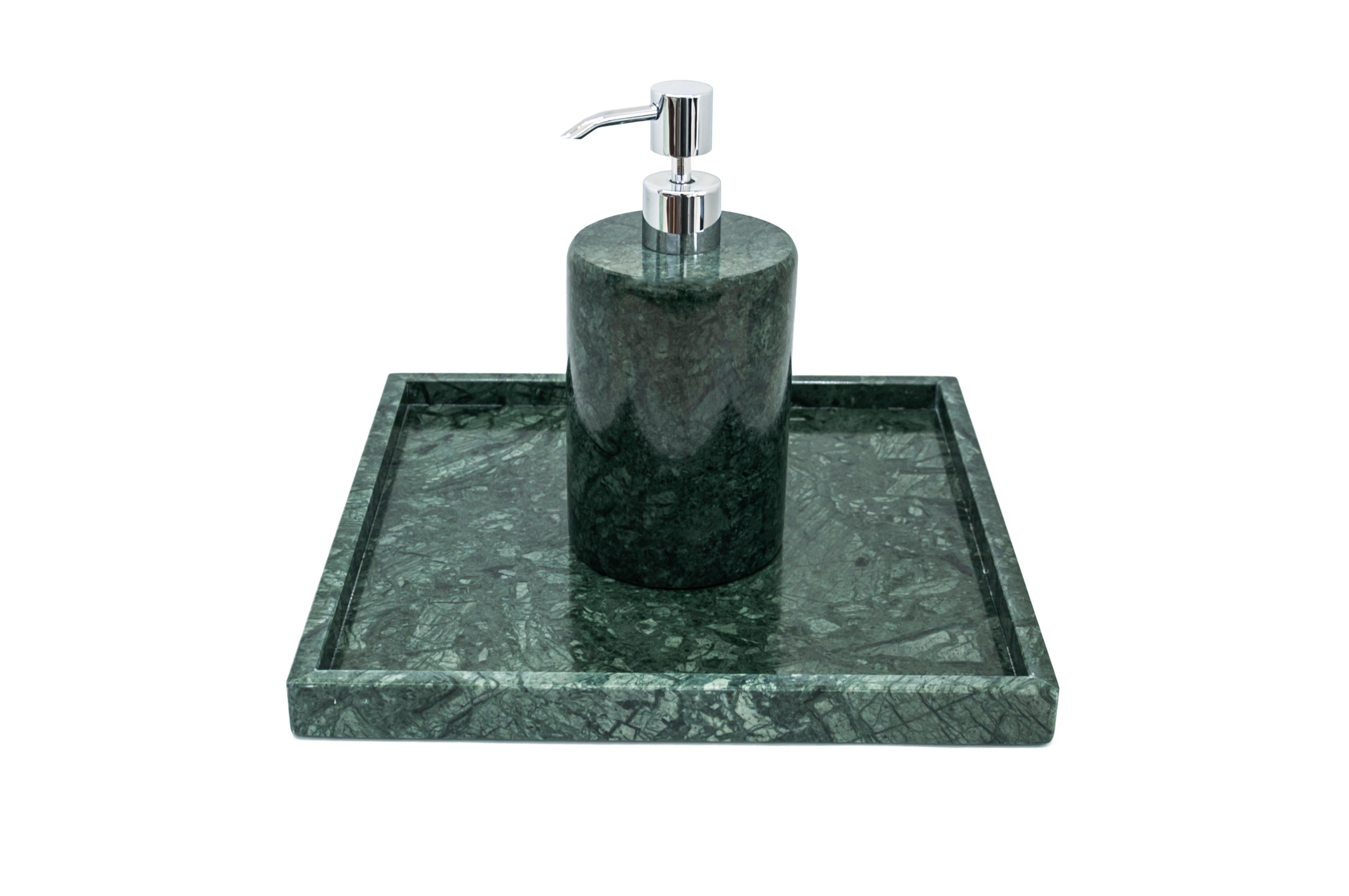 Un distributeur de savon de forme arrondie en marbre vert du Guatemala.
Chaque pièce est en quelque sorte unique (puisque chaque bloc de marbre est différent par ses veines et ses nuances) et fabriquée à la main en Italie. Les légères variations de