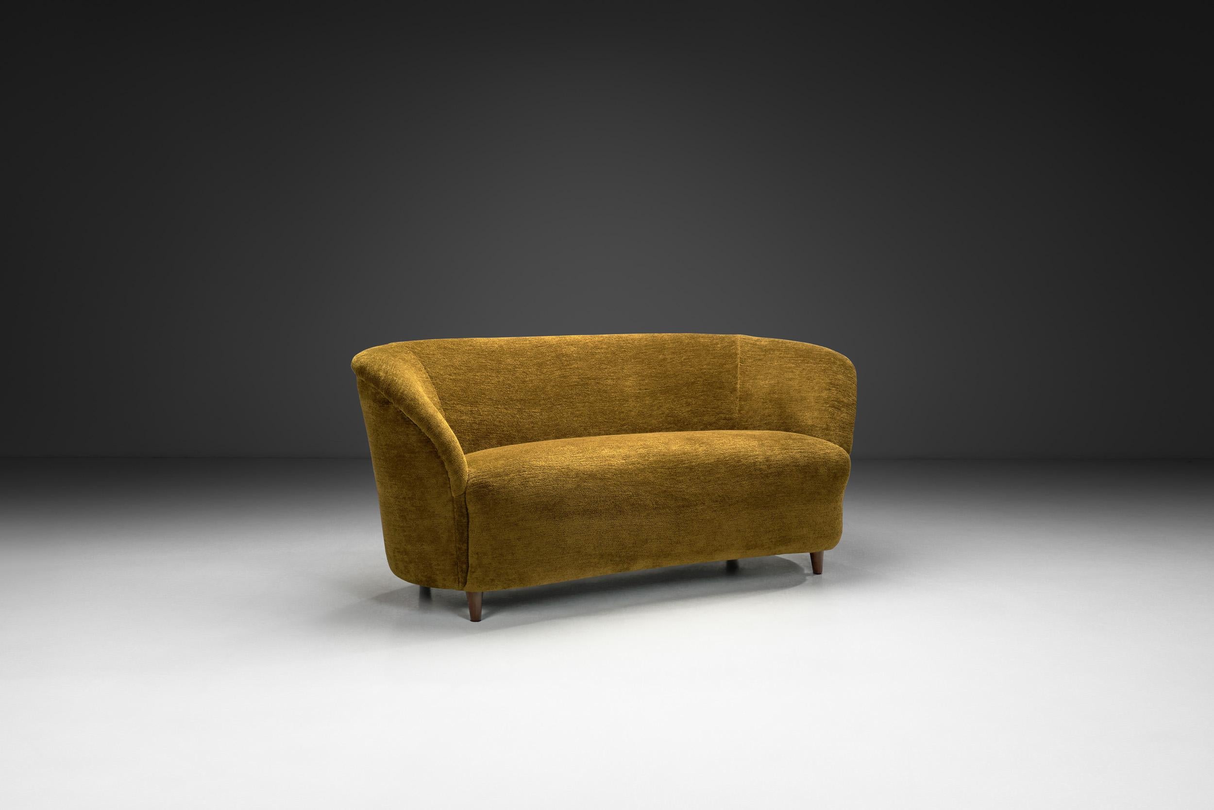 Este elegante sofá es una creación de Elna Kiljander, una de las primeras arquitectas finlandesas. Caracterizado por su funcionalidad, sencillez y líneas limpias, este sofá es una expresión material de los ideales del diseño nórdico. Posee elementos