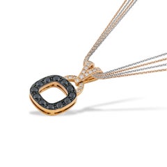 Collana con ciondolo quadrato arrotondato con pave di diamanti bianchi e neri in oro rosa 18 carati