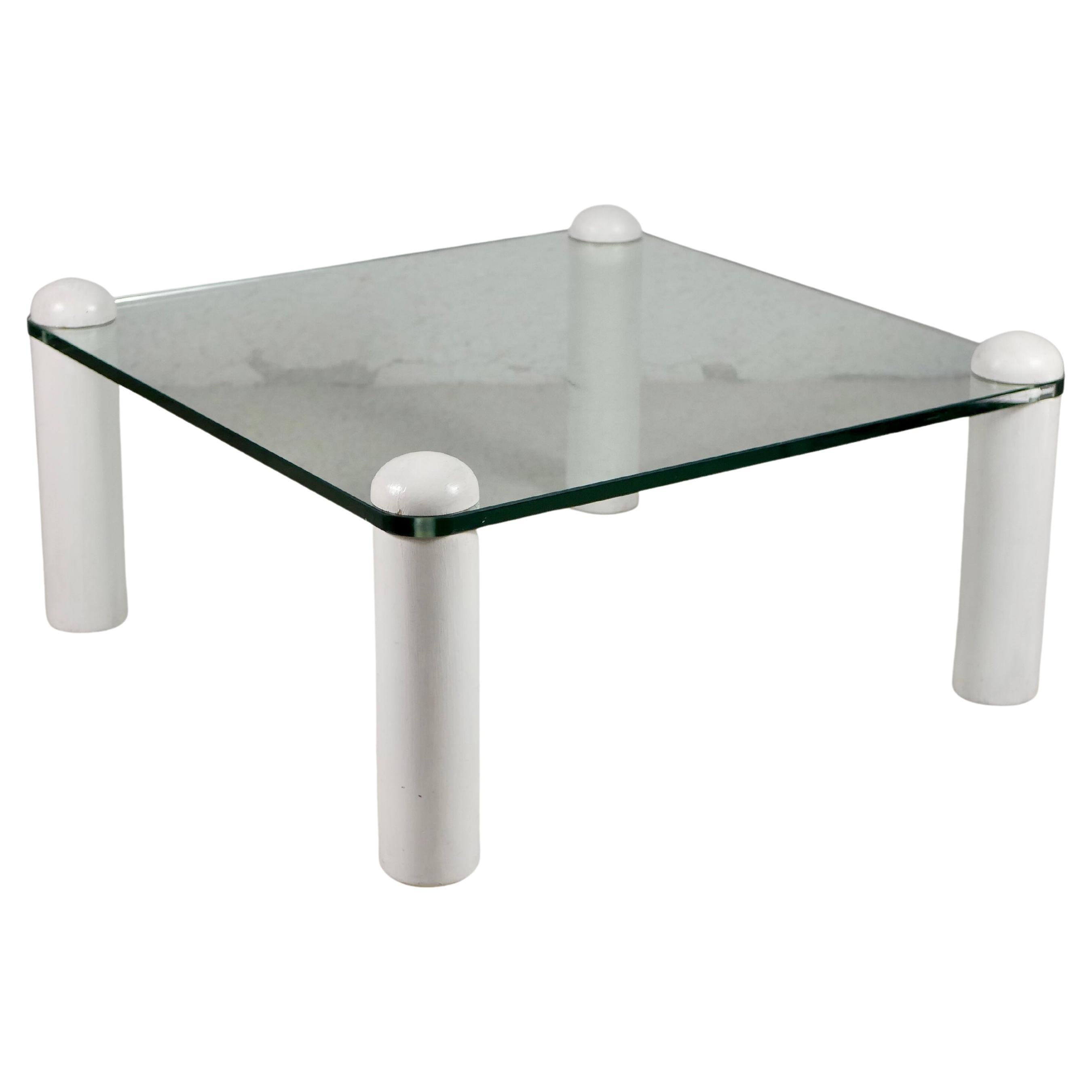 No risk of getting your tibias hurt by the rounded corners of this lovely, soft coffee table by Ligne Roset, from the 1980s.
Thick glass top, cylindrical wood foot.
Good condition : some light scratches on the reverse of the top, foot repainted by