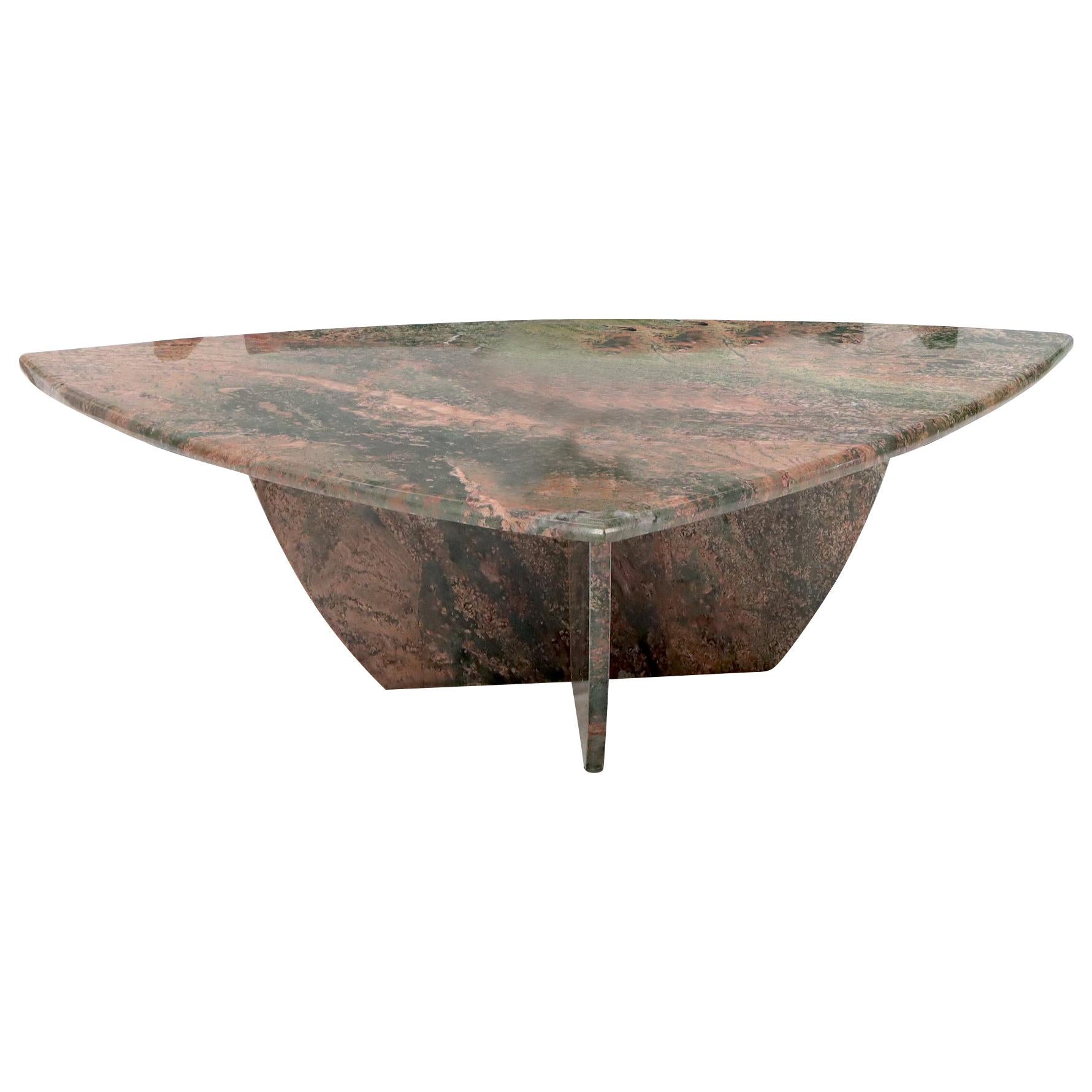 Grande table basse en marbre massif de forme triangulaire arrondie