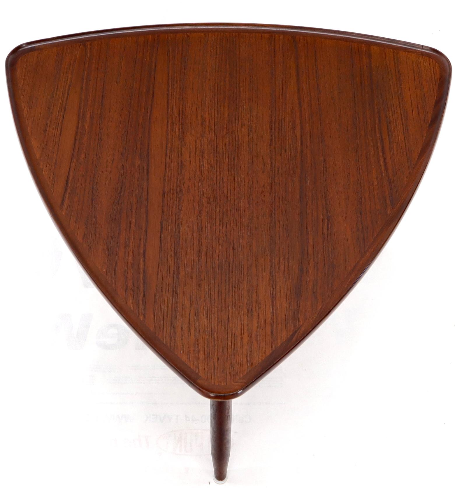 Abgerundetes Dreieck Form Teak Danish Modern Side Occasional Table Stand (Moderne der Mitte des Jahrhunderts) im Angebot