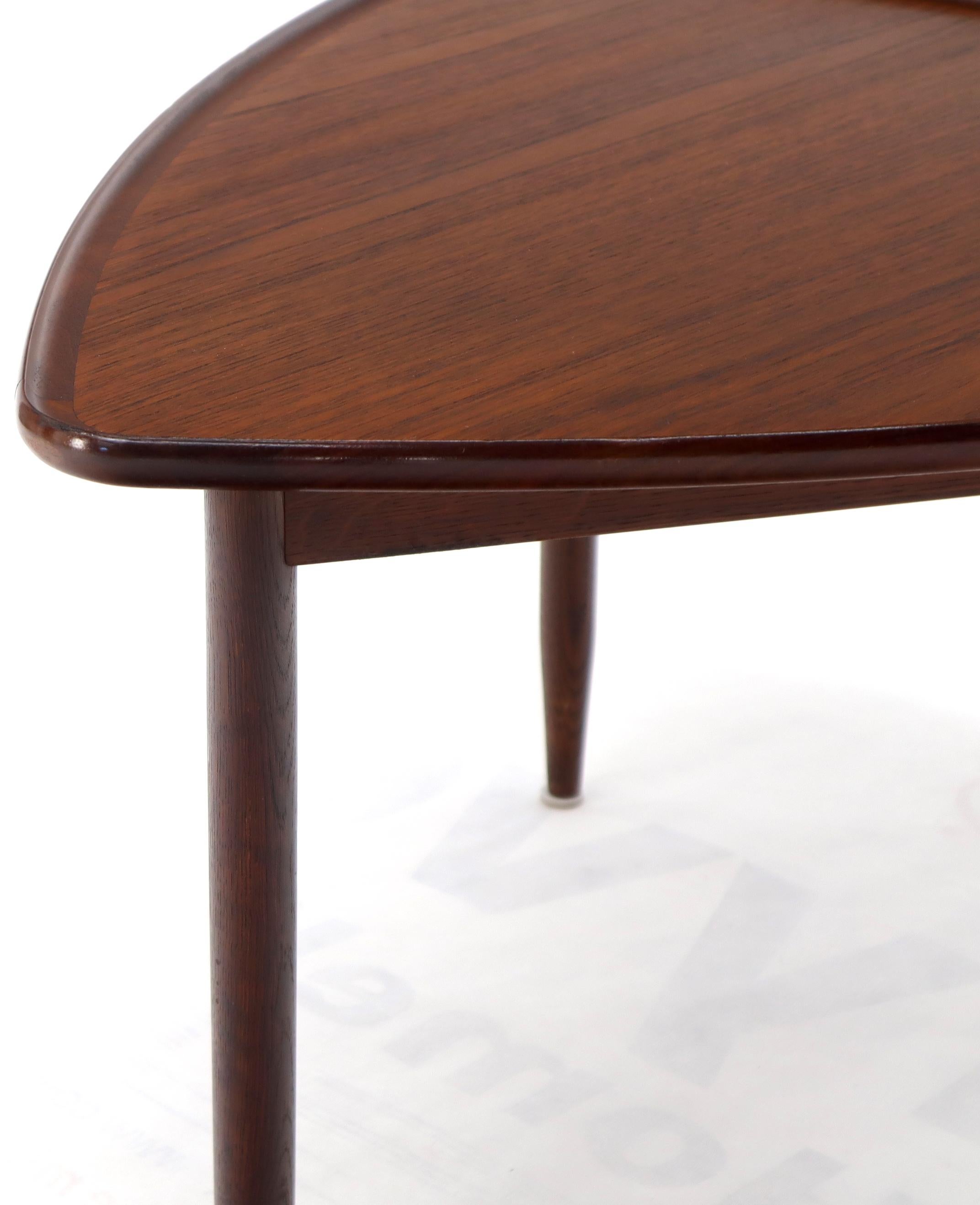 Abgerundetes Dreieck Form Teak Danish Modern Side Occasional Table Stand im Zustand „Hervorragend“ im Angebot in Rockaway, NJ