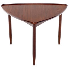 Forme triangulaire arrondie Teck Table d'appoint moderne danoise Stand