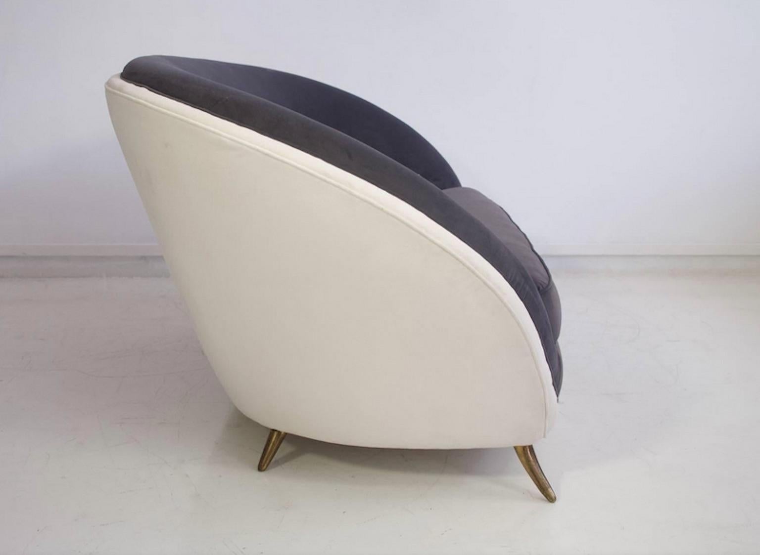 Rounded Velvet Sofa by Guglielmo Veronesi for ISA, circa 1950 In Good Condition For Sale In Madrid, ES
