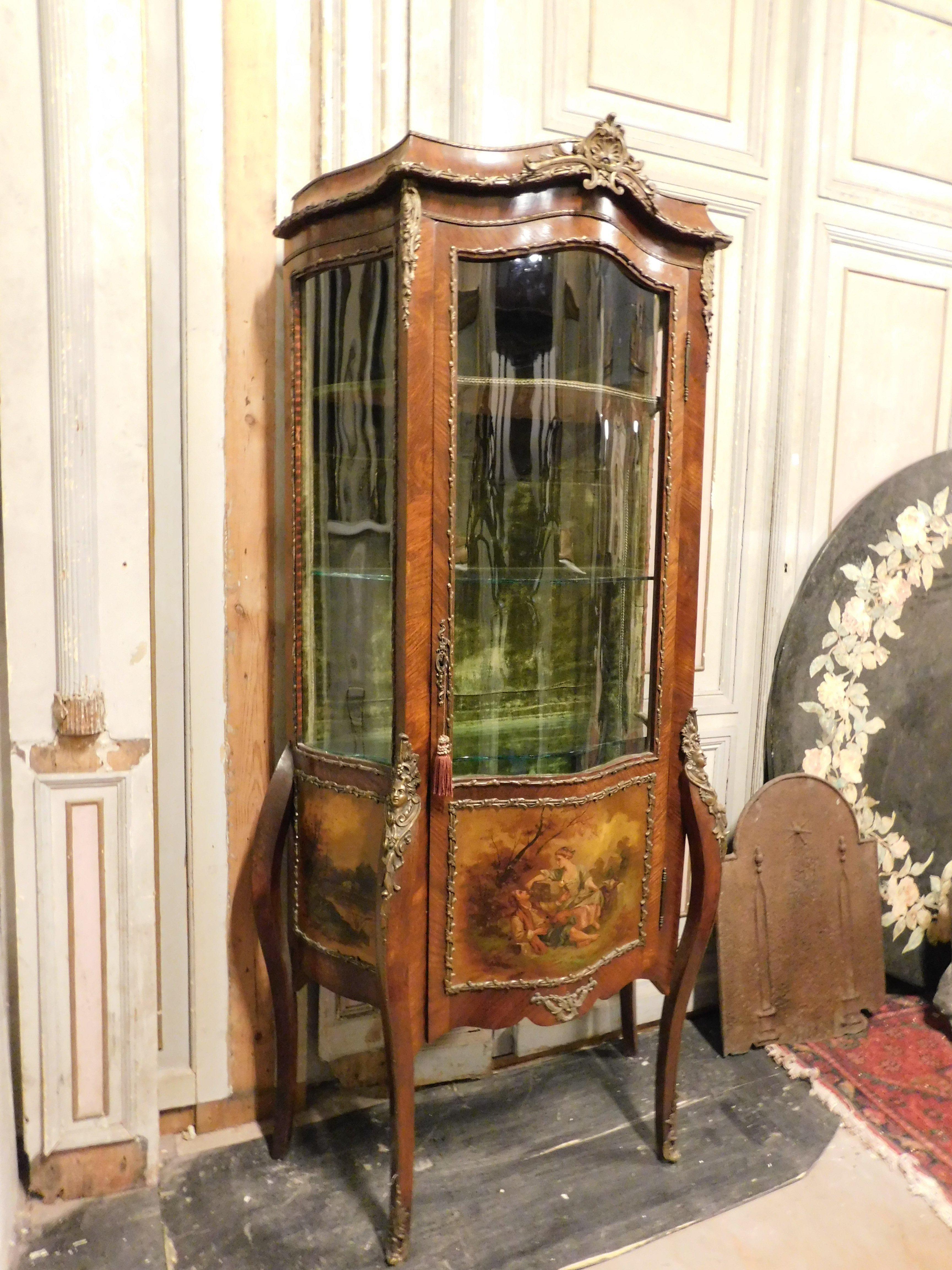 Rounded vitrines, slabbed, lacquered and painted with gallant scenes, France In Good Condition For Sale In Cuneo, Italy (CN)