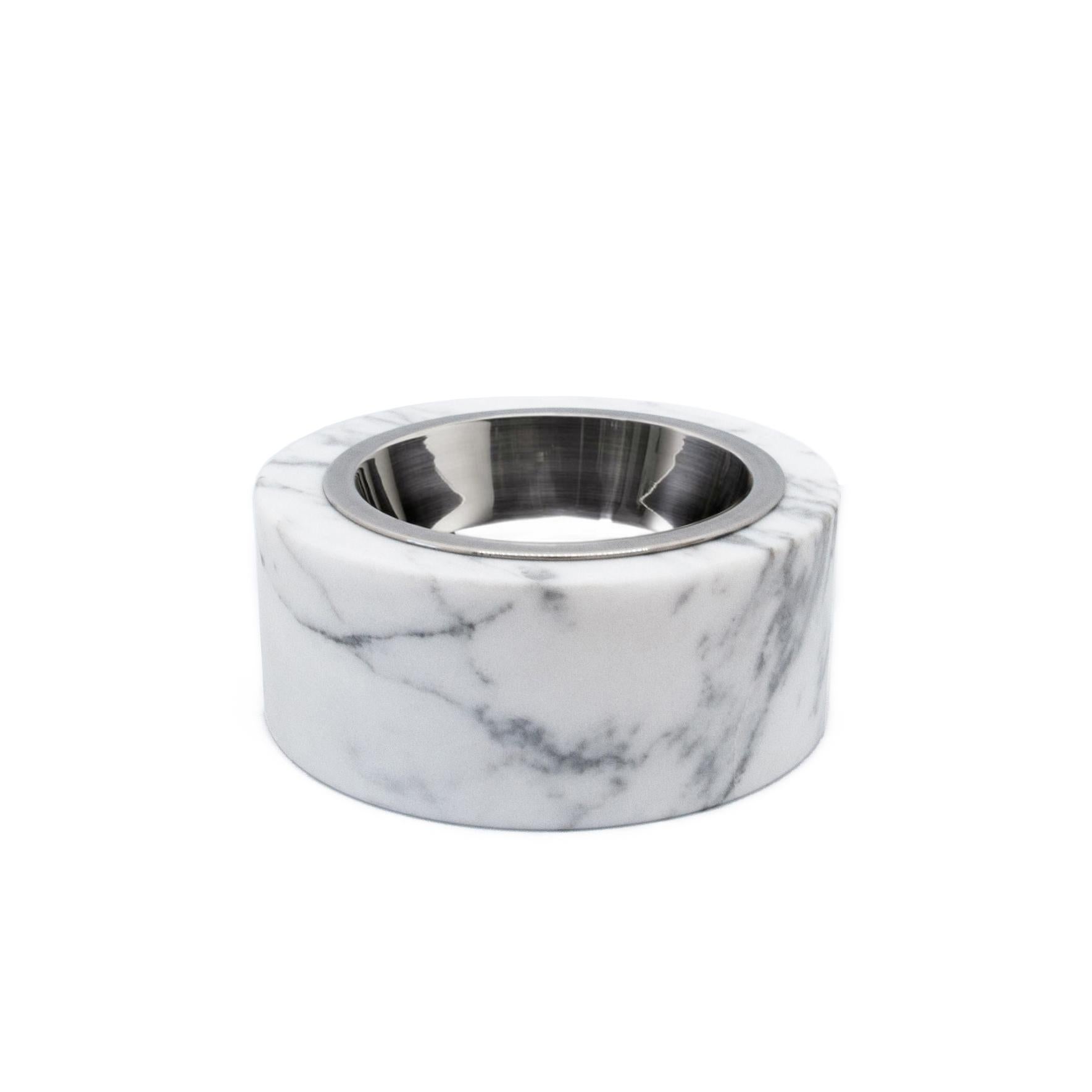 Rounded white Carrara marble bowl for cats and dogs with removable stainless steel bowl, made in Italy, Carrara. Size medium.
Each piece is in a way unique (every marble block is different in veins and shades) and handmade by Italian artisans