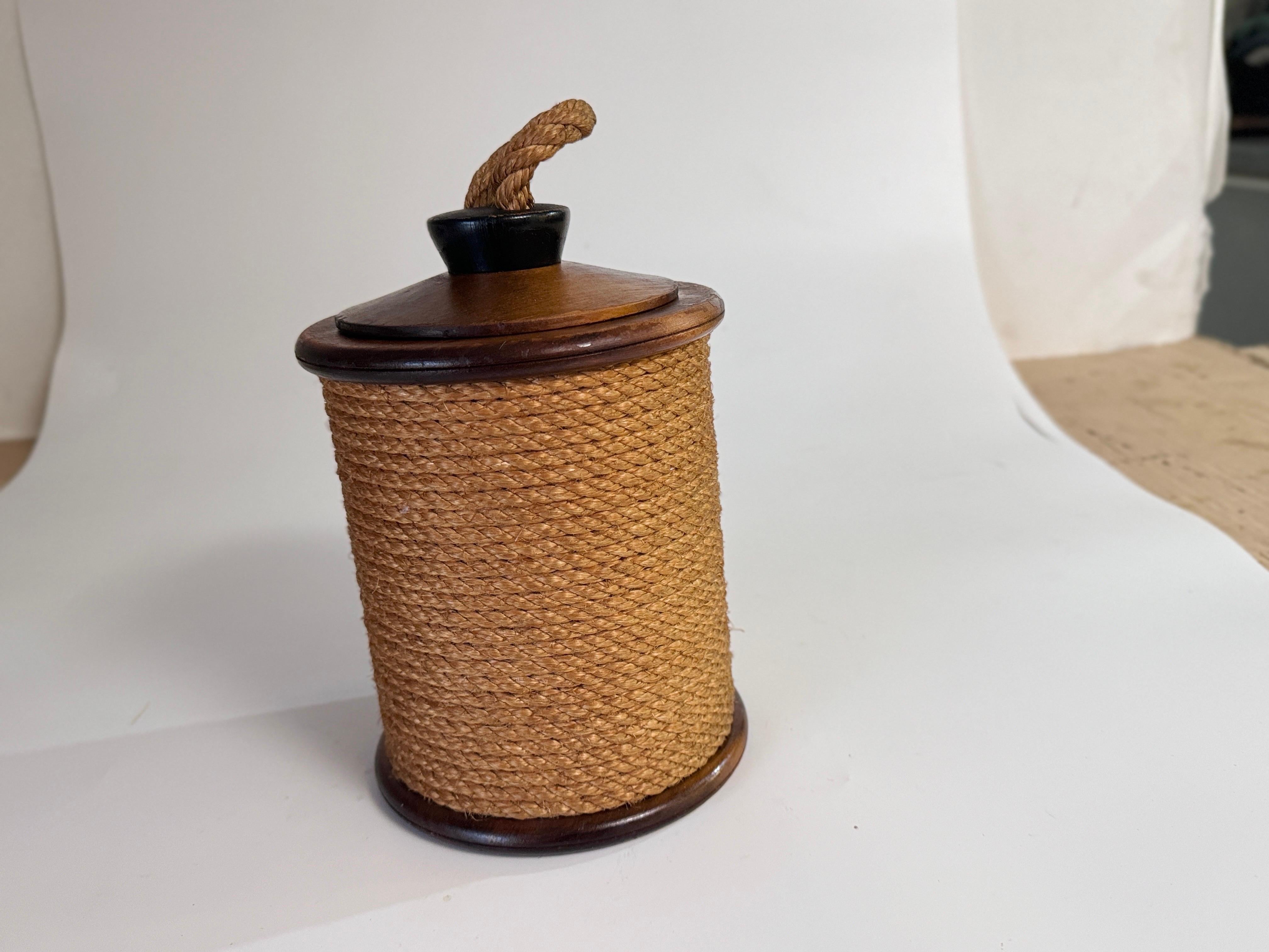 Abgerundete Holz- und Seilkiste aus Holz Frankreich 1960, Farbe braun Audoux Minnet Stil im Angebot 1