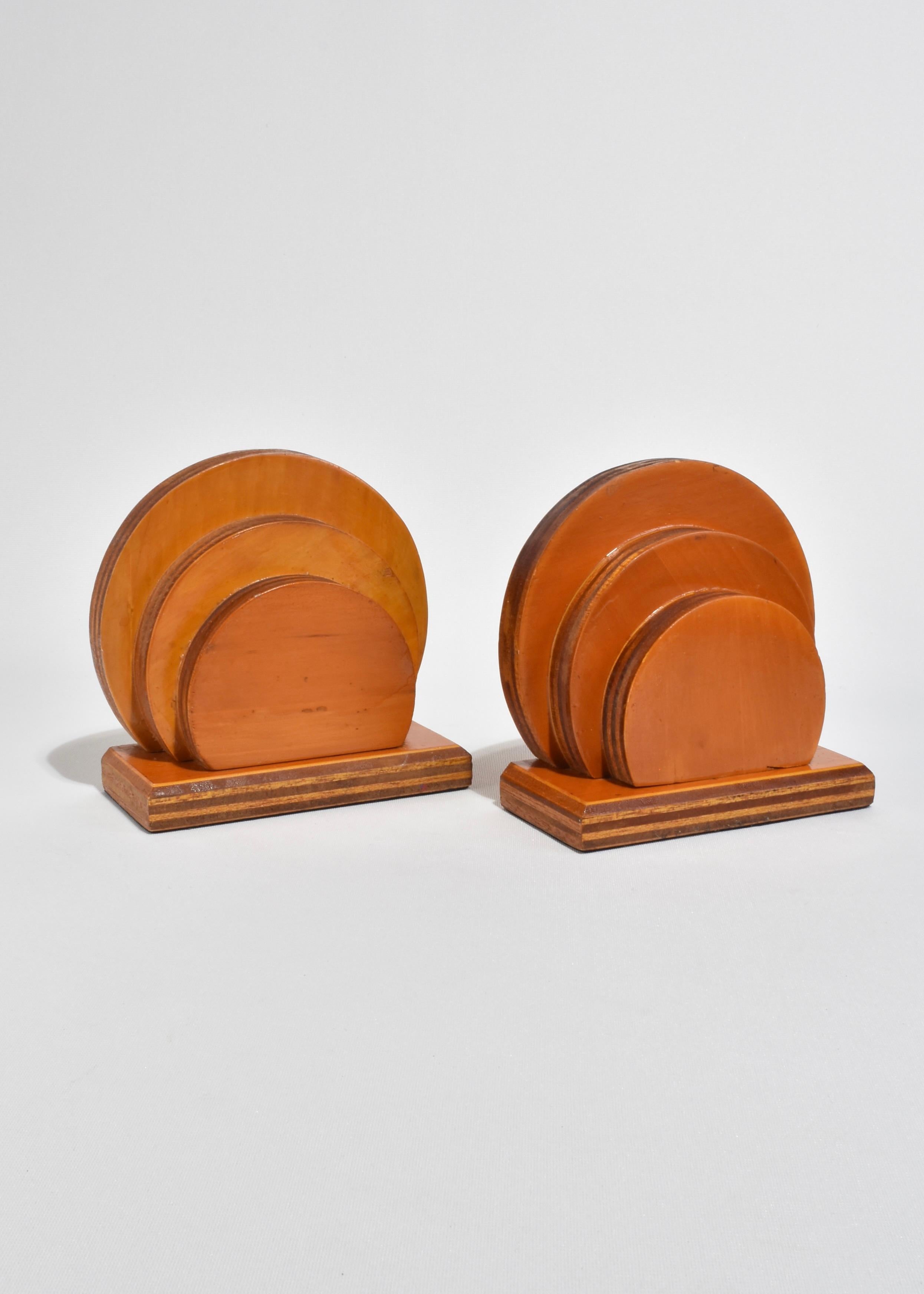 Fermalibri scultorei in legno deco dalla forma arrotondata con base in feltro blu, set di due.