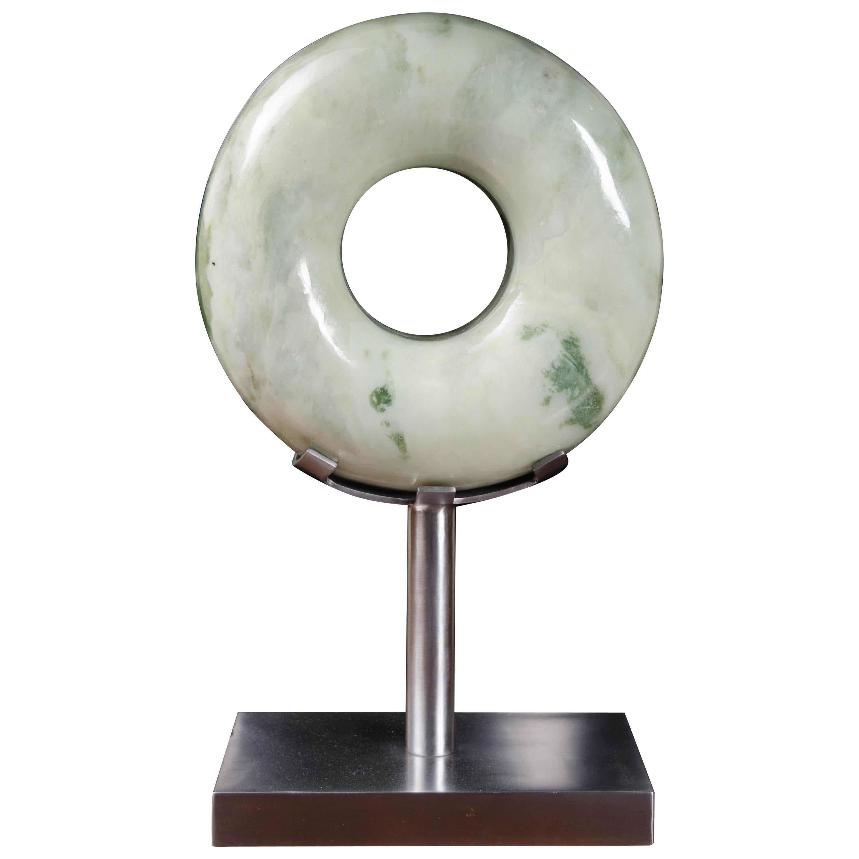 Runde, längliche Skulptur, Nephrit-Jade von Robert Kuo, handgeschnitzt, limitiert