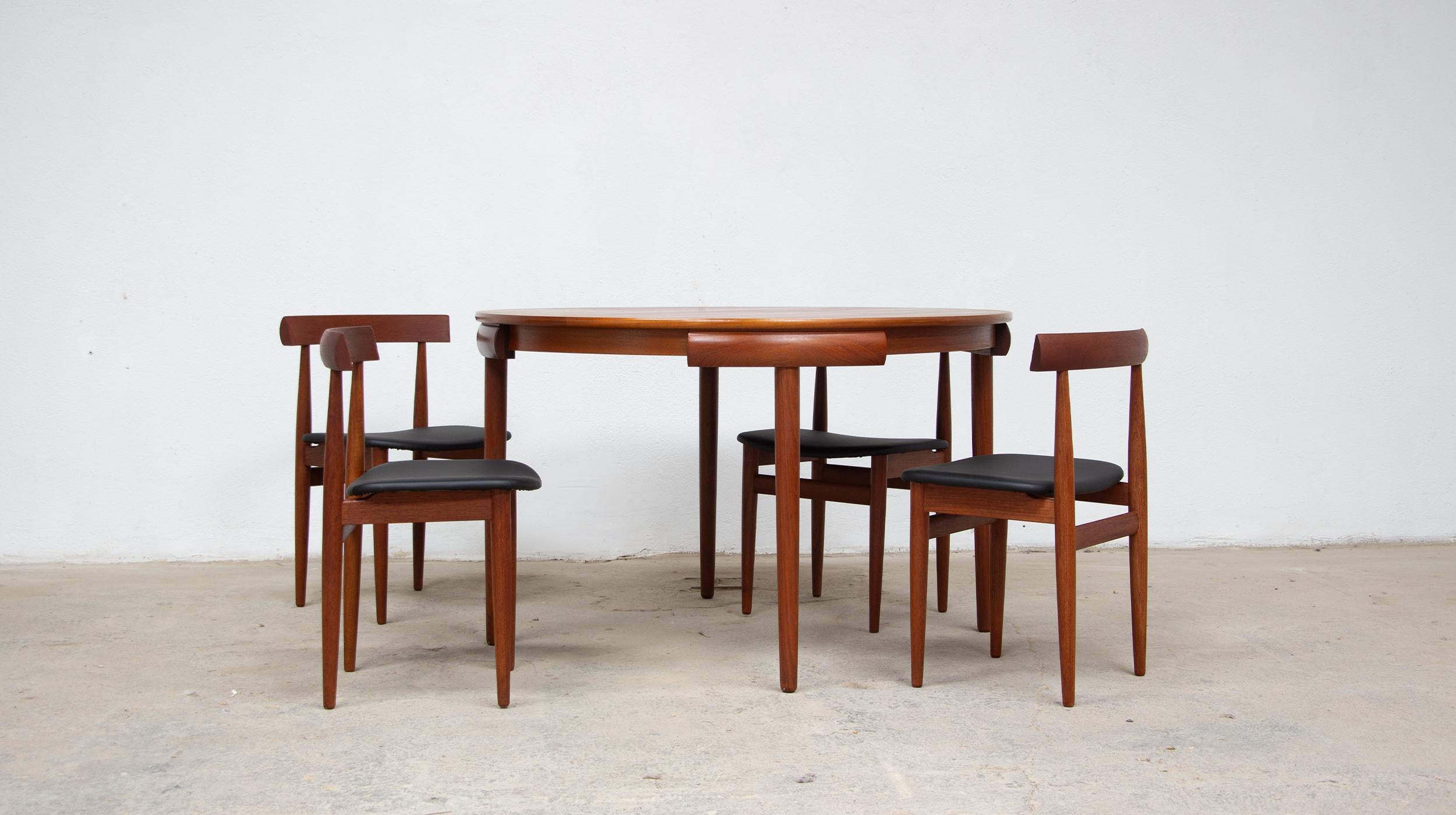 Danish table from the 60's with 4 chairs by Hans Olsen for Danish publisher Frem Rojle in teakwood.

Functional and ingenious, the chairs can be stored perfectly under the table by integrating the table's strapping. Space-saving.

Fixed-top model