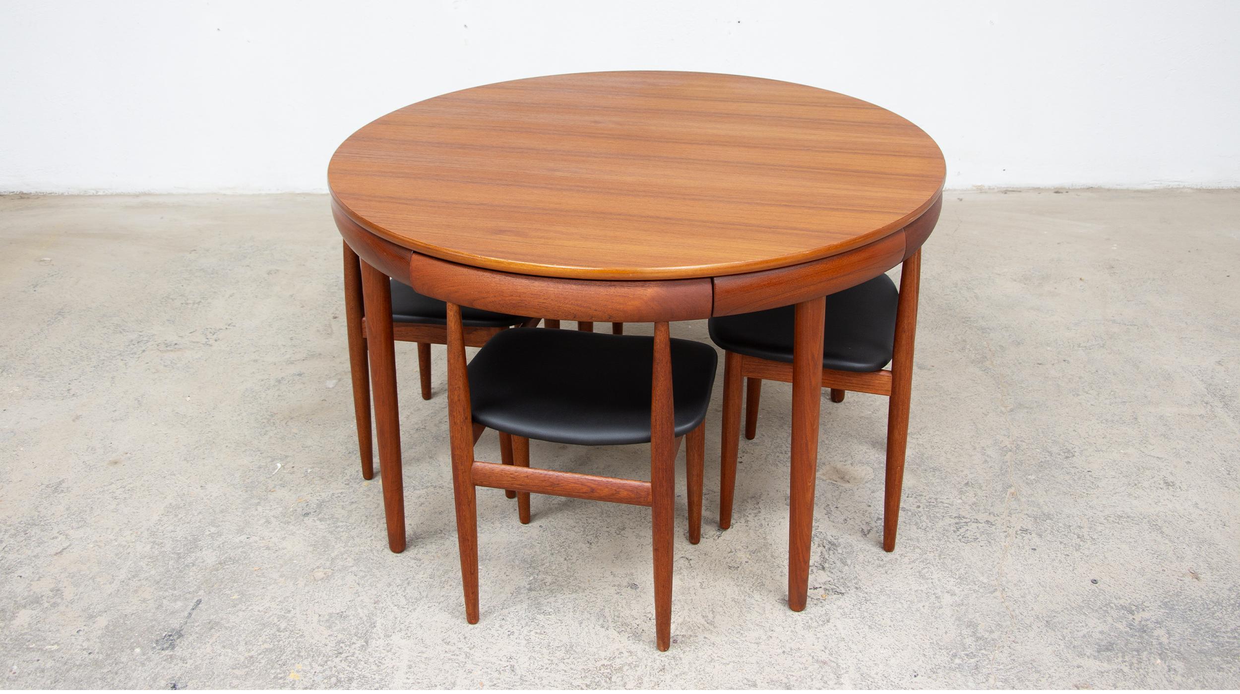 Scandinavian Modern Roundette dining table by Hans Olsen for Frem Rojle For Sale