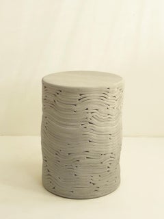 Roundtwist di Kalou Dubus, Tavolino / Sgabello, Gres scanalato grigio chiaro