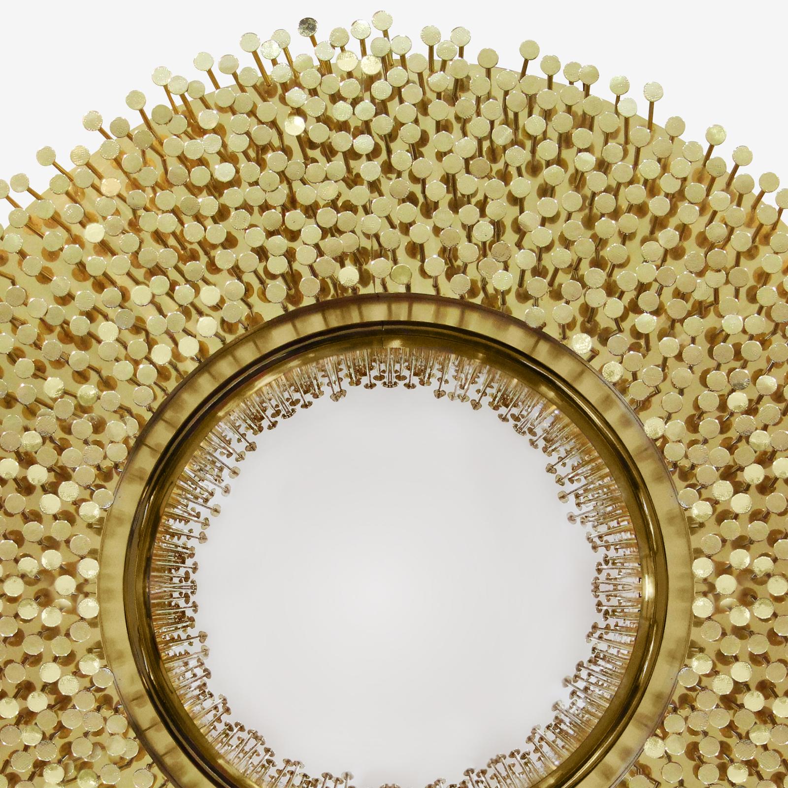 Specchio Roundy con ottone massiccio, specchio fish-eye con lavorazione a mano
chiodi. Ogni specchio è unico nella sua finitura. Un pezzo sottile in
edizione limitata.
 