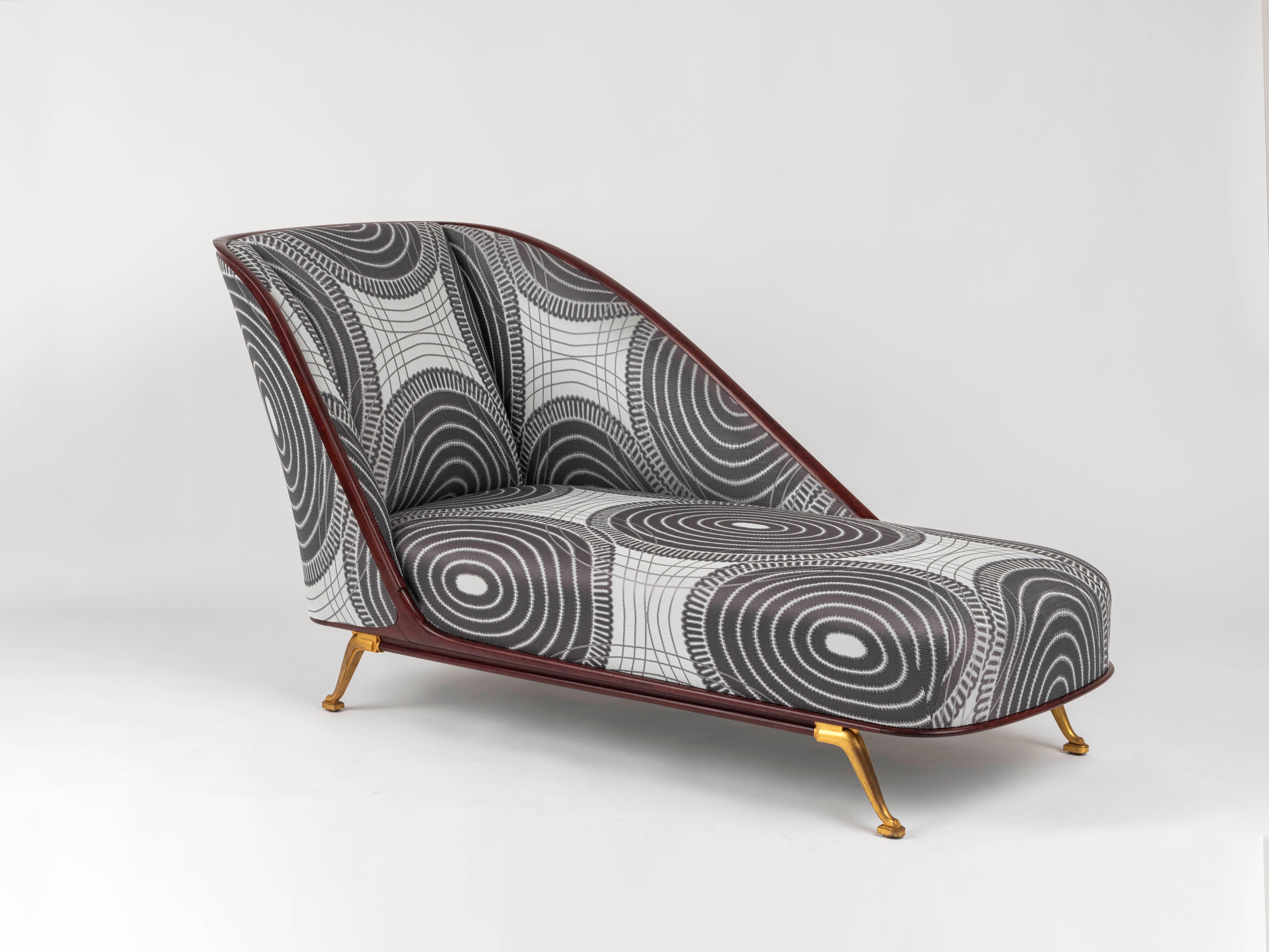 Esta excepcional chaise longue formó parte de la colección personal de Karl Lagerfeld en su apartamento de la plaza Saint-Sulpice de París a principios de los años 70, época en la que defendió el renacimiento del Art Déco junto a diseñadores