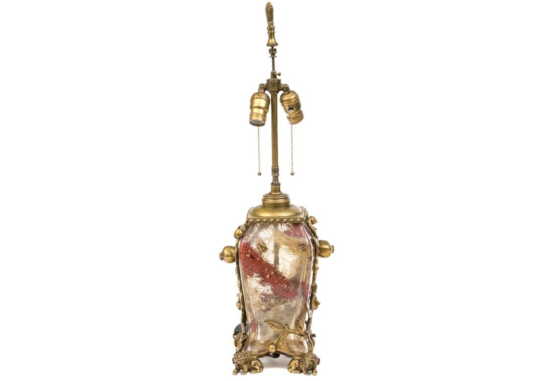 Impressionnant et lourd vase en verre craquelé à décor interne de François Eugène Rousseau & Ernest Baptiste Leveille avec montures en bronze doré. Le vase avec des branches de grenades à l'avant et à l'arrière encapsulant du verre craquelé avec des