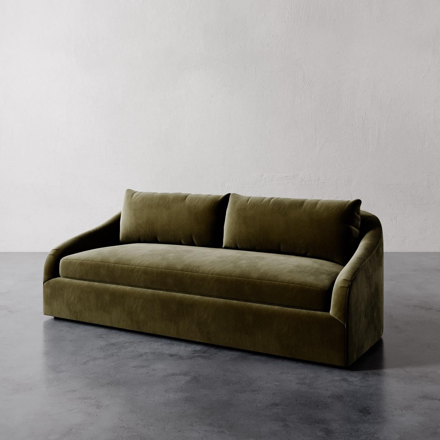 Le canapé Rousseau de Lemieux et Cie est une étude de l'élégance tranquille, ses lignes gracieuses et sa silhouette sculpturale évoquant la retenue raffinée du design français des années 1940. Les bras subtilement inclinés donnent une douce