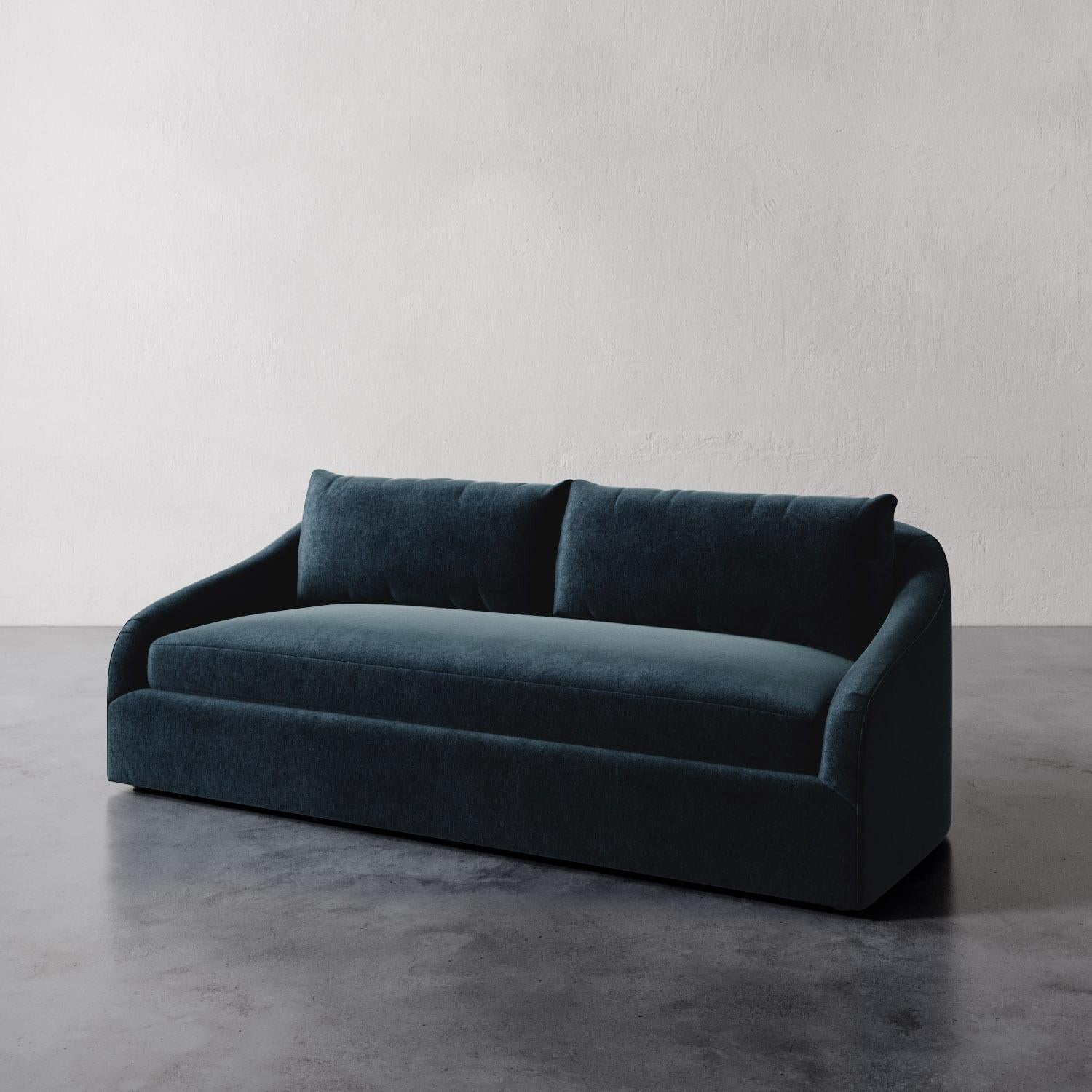 Il divano Rousseau di Lemieux et Cie è uno studio di tranquilla eleganza: le sue linee aggraziate e la sua silhouette scultorea evocano la raffinata sobrietà del design francese degli anni Quaranta. I bracci sottilmente inclinati conferiscono una
