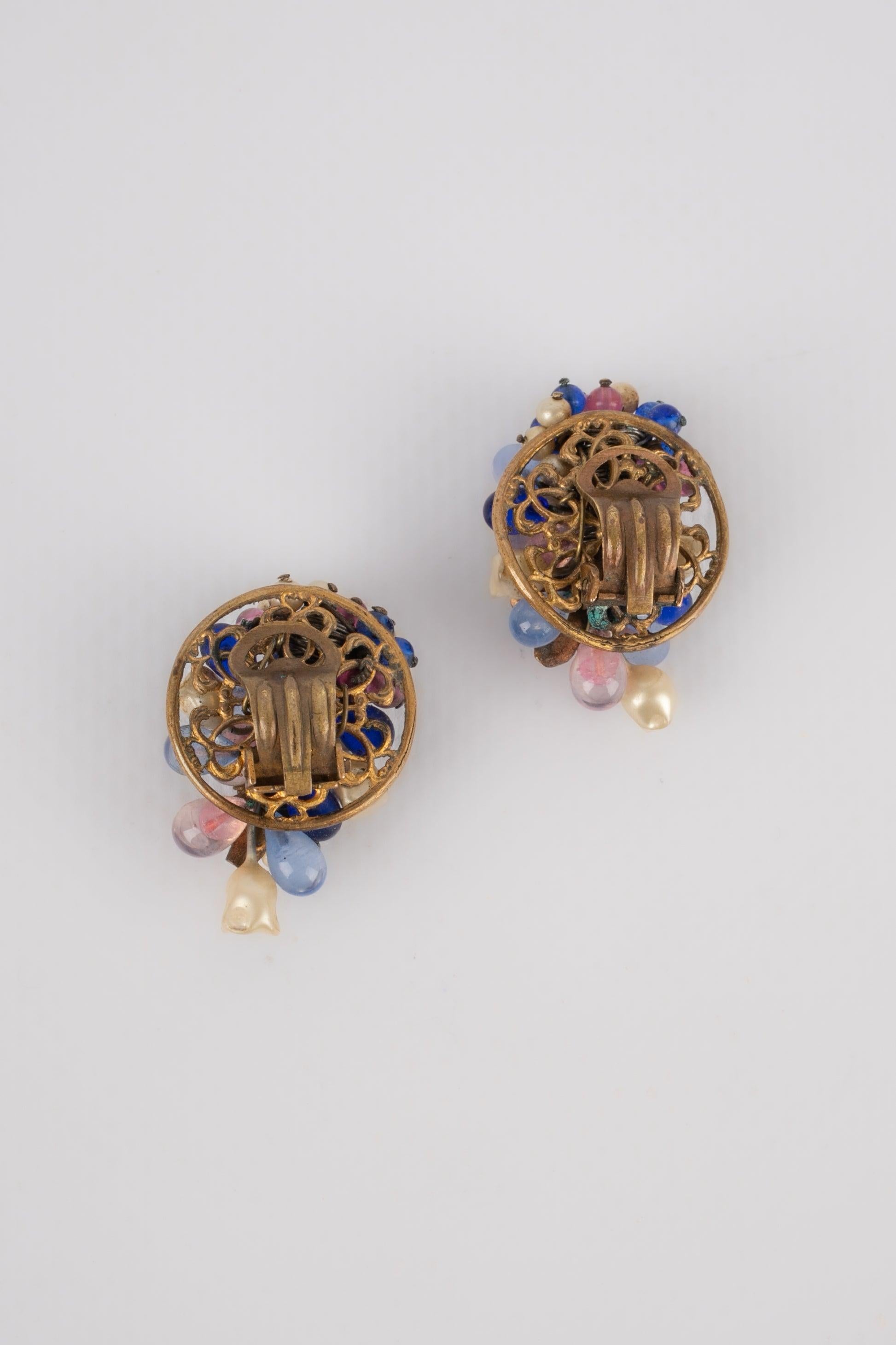 Rousselet - (Fabriqué en France) Boucles d'oreilles en métal doré avec pâte de verre. Travaux de l'atelier Rousselet.

Informations complémentaires :
Condit : Très bon état.
Dimensions : Hauteur : 3 cm

Référence du vendeur : BO20