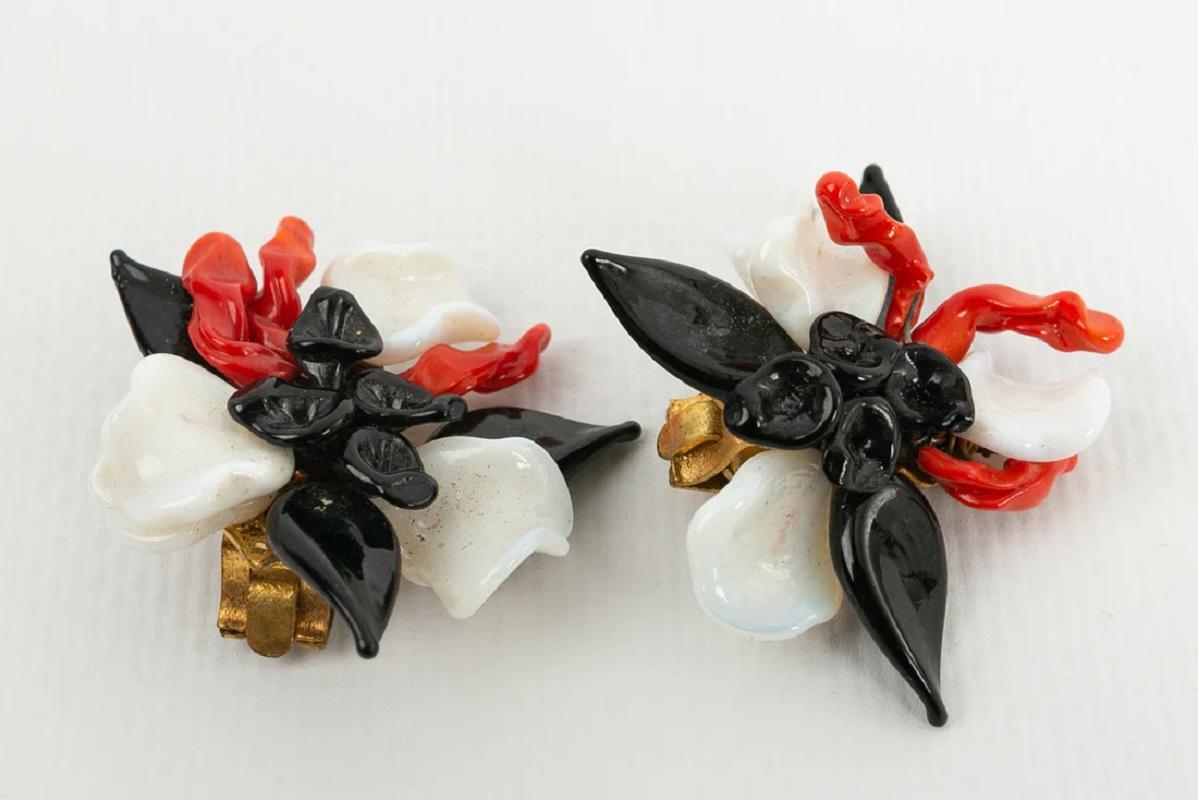 Rousselet Flower Clip on Glass Paste Earrings In Good Condition For Sale In SAINT-OUEN-SUR-SEINE, FR
