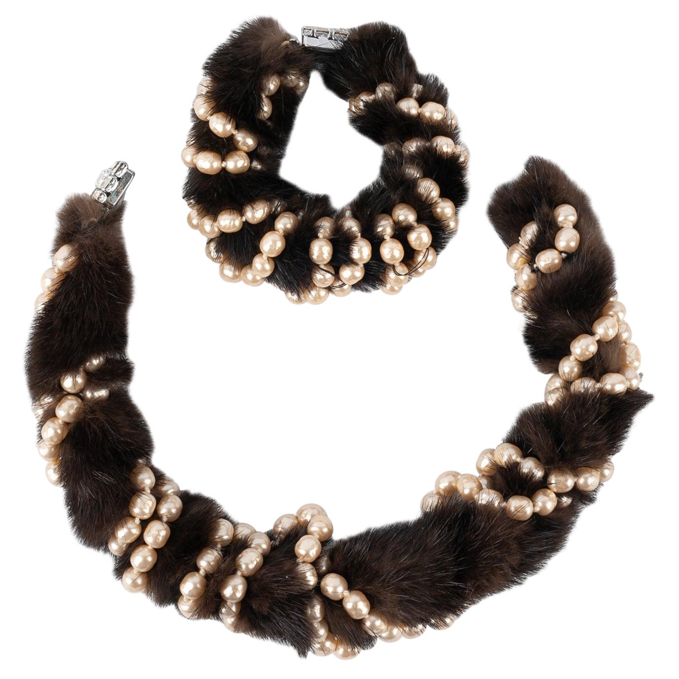 Rousselet- Fur set composed of a necklace and a bracelet, and wraped with costume pearls. 1950 Circa.

Additional information:
Condition: Very good condition
Dimensions: Necklace length: 42 cm - Bracelet length: 22 cm
Period: 20th Century

Seller